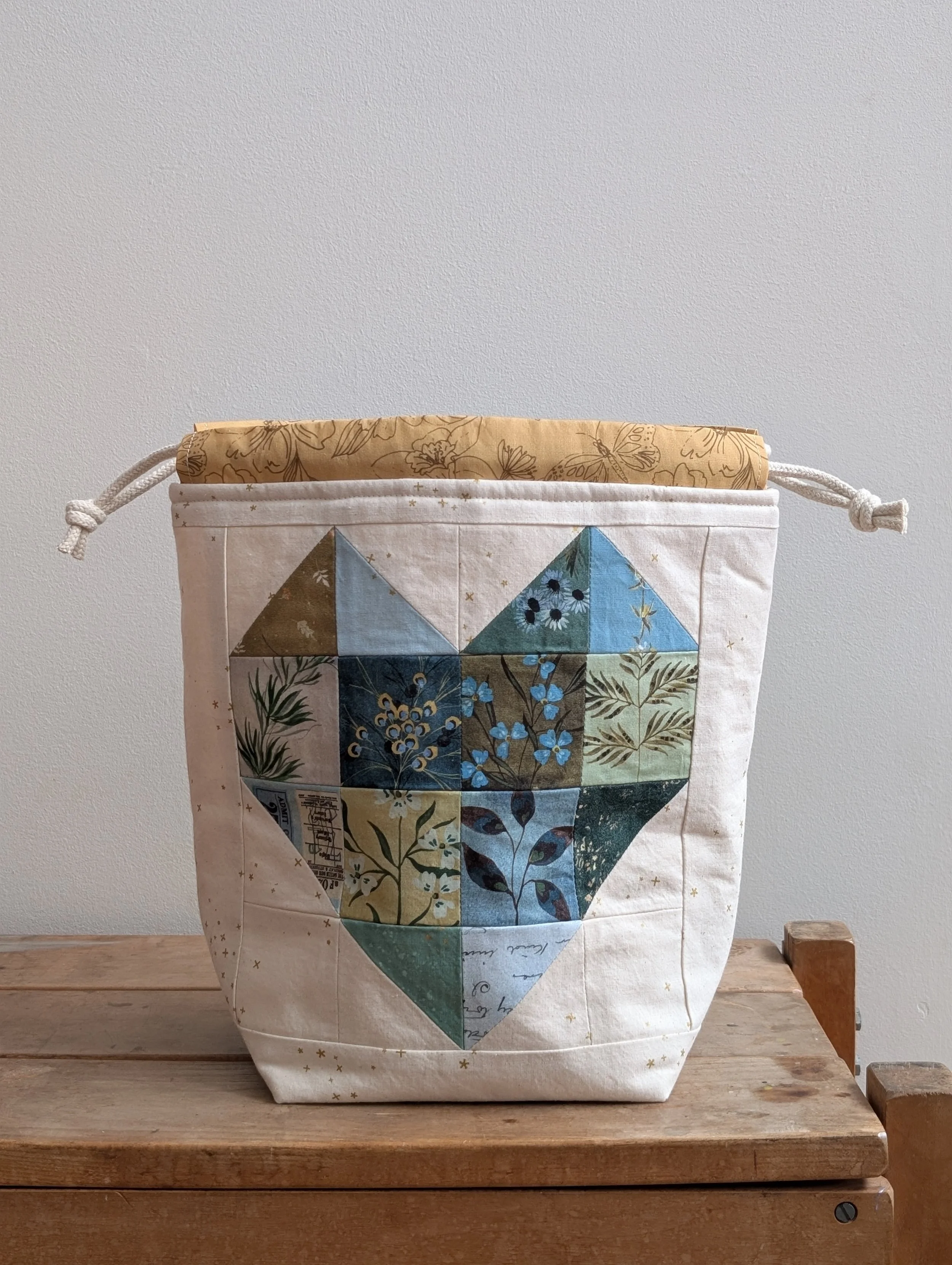 Heart Bouquet Small Shawl Bag (fits 2-3 skeins)