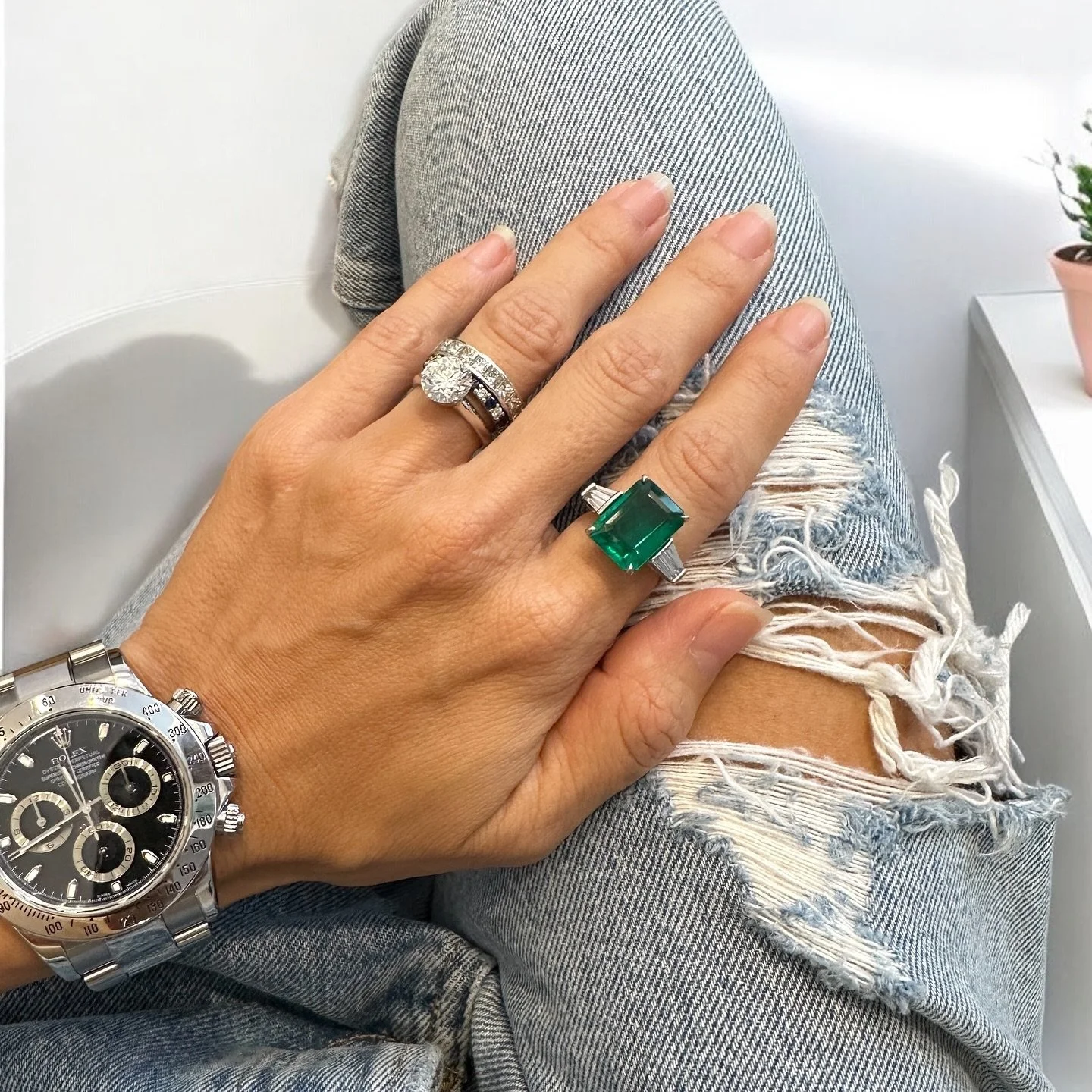 Dress to the 9s but make it casual 💚

#emeraldring #fridayootd #ootd #finejewellery #jewellerydesign #vividgreenemerald