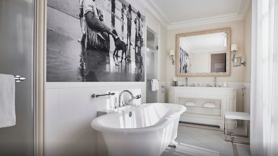 Hotel-du-Palais-Biarritz_Ambassador Suite sdb.JPG