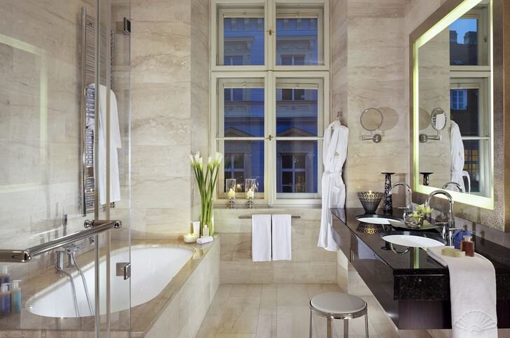 Deluxe suite sdb.JPG