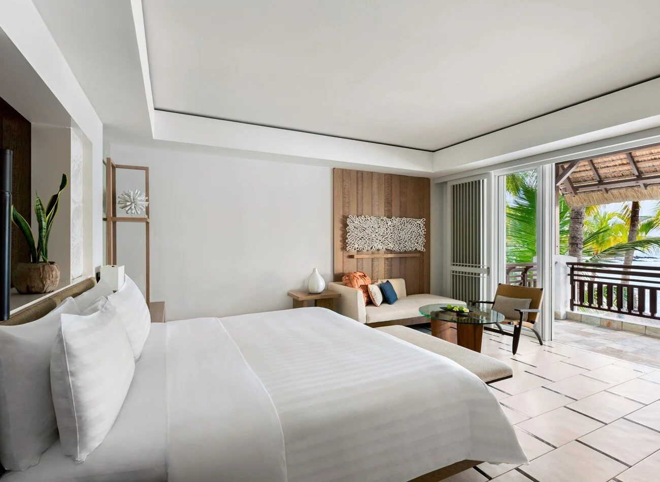 2. Junior Suite Hibiscus Ocean View - King Bed.JPG