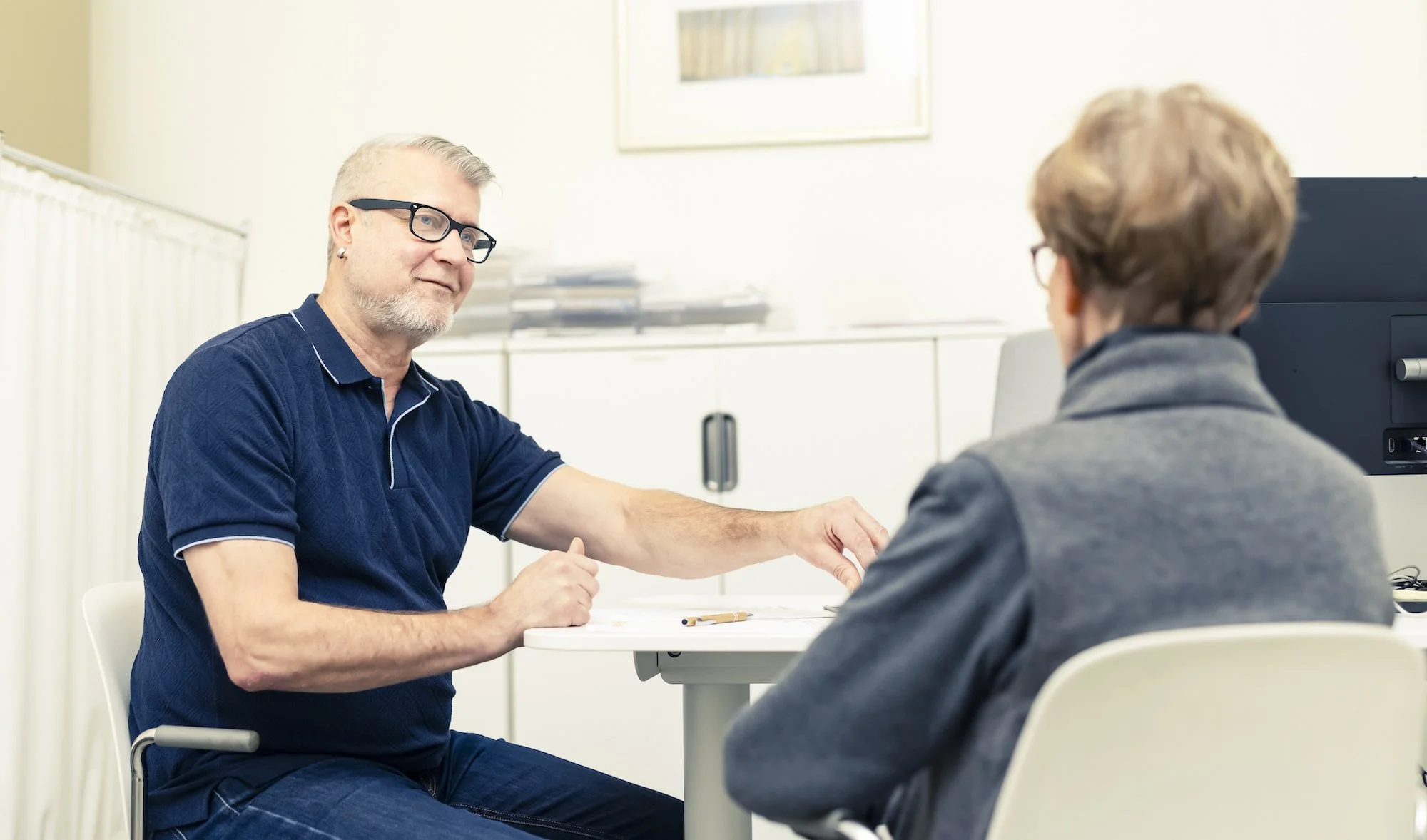 Muistikoordinaattori tekee CERAD-muistitestiä asiakkaalle, joka on huolestunut muististaan.
