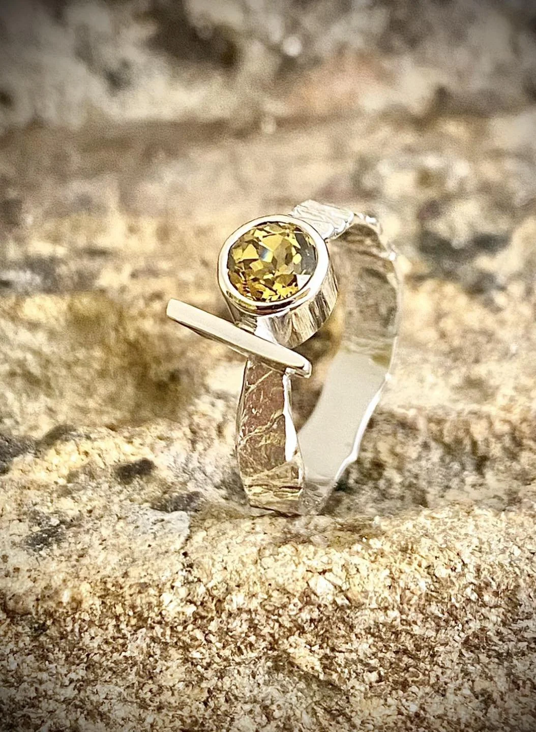 Bague « Écorce » ornée d'un Grenat du Mali.