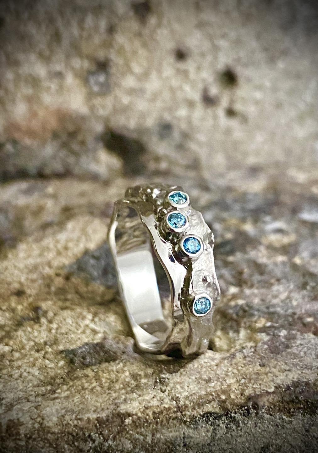 Bague Or blanc et diamants bleus