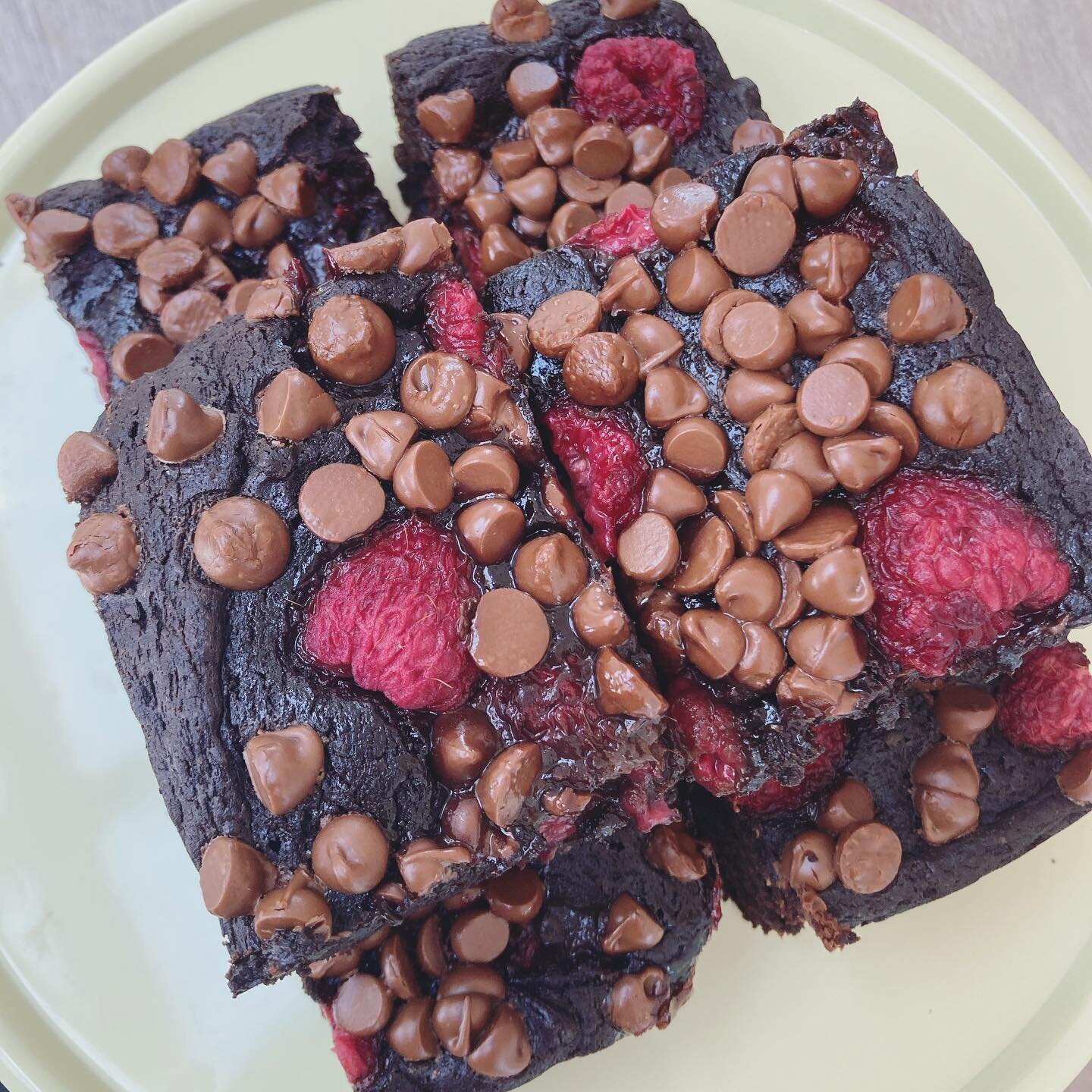 Raspberry Brownies on the counter today! Why not have one served with a scoop of clotted cream vanilla ice cream 😋 

We also have jammy coconut loaf cake and a freezer full of ice cream so come and see us at Bossiney Cove 🍨