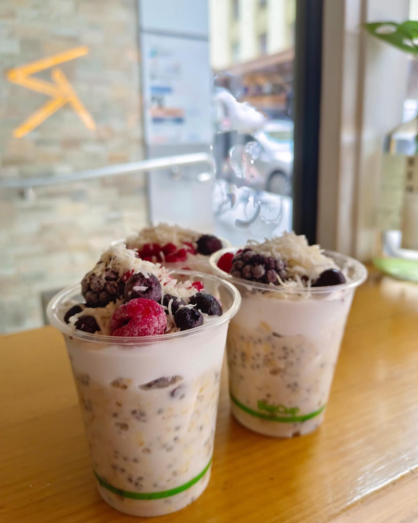 Freshly made Coconuts &amp; Berry Bircher 🥥🫐