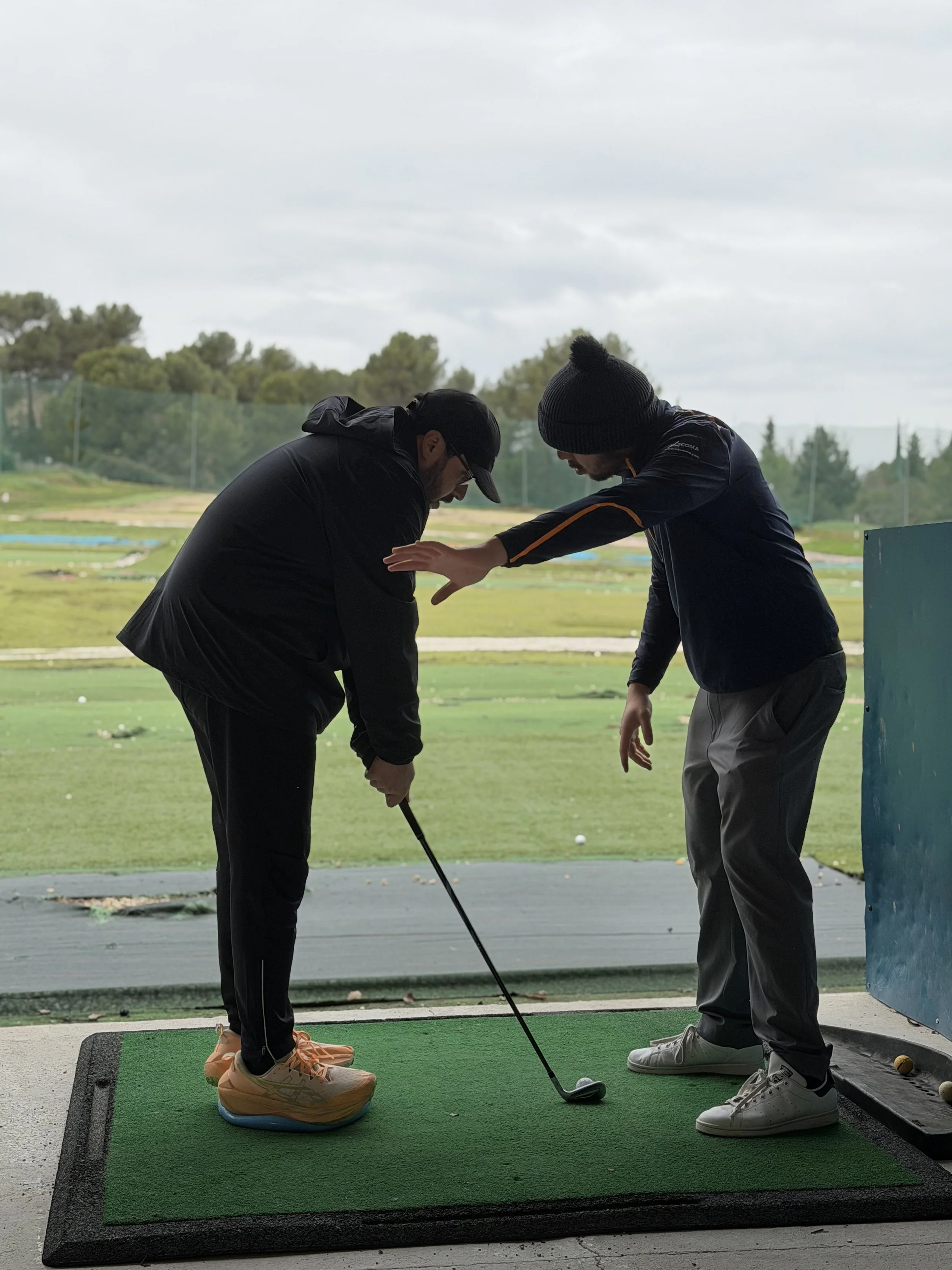 Encadrés par un coach dédié, les participants alternent entre découverte des bases du swing, ateliers ludiques et challenge inter-équipes pour créer une vraie dynamique de groupe.