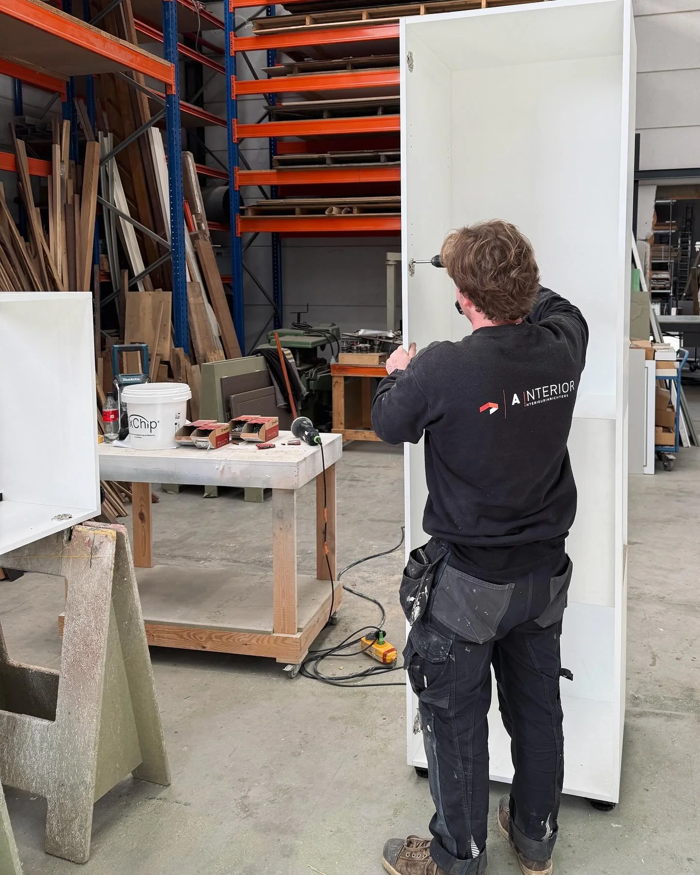 𝐎𝐩 𝐳𝐨𝐞𝐤 𝐧𝐚𝐚𝐫 𝐦𝐚𝐚𝐭𝐤𝐚𝐬𝐭𝐞𝐧?

Wij maken jouw kasten en maatwerk in ons geautomatiseerd atelier in Brugge. Of je nu kiest voor melamine, MDF, HPL of fineer, wij leveren in de kleur die jij wenst. Je ontvangt een volledig voorbereid pak