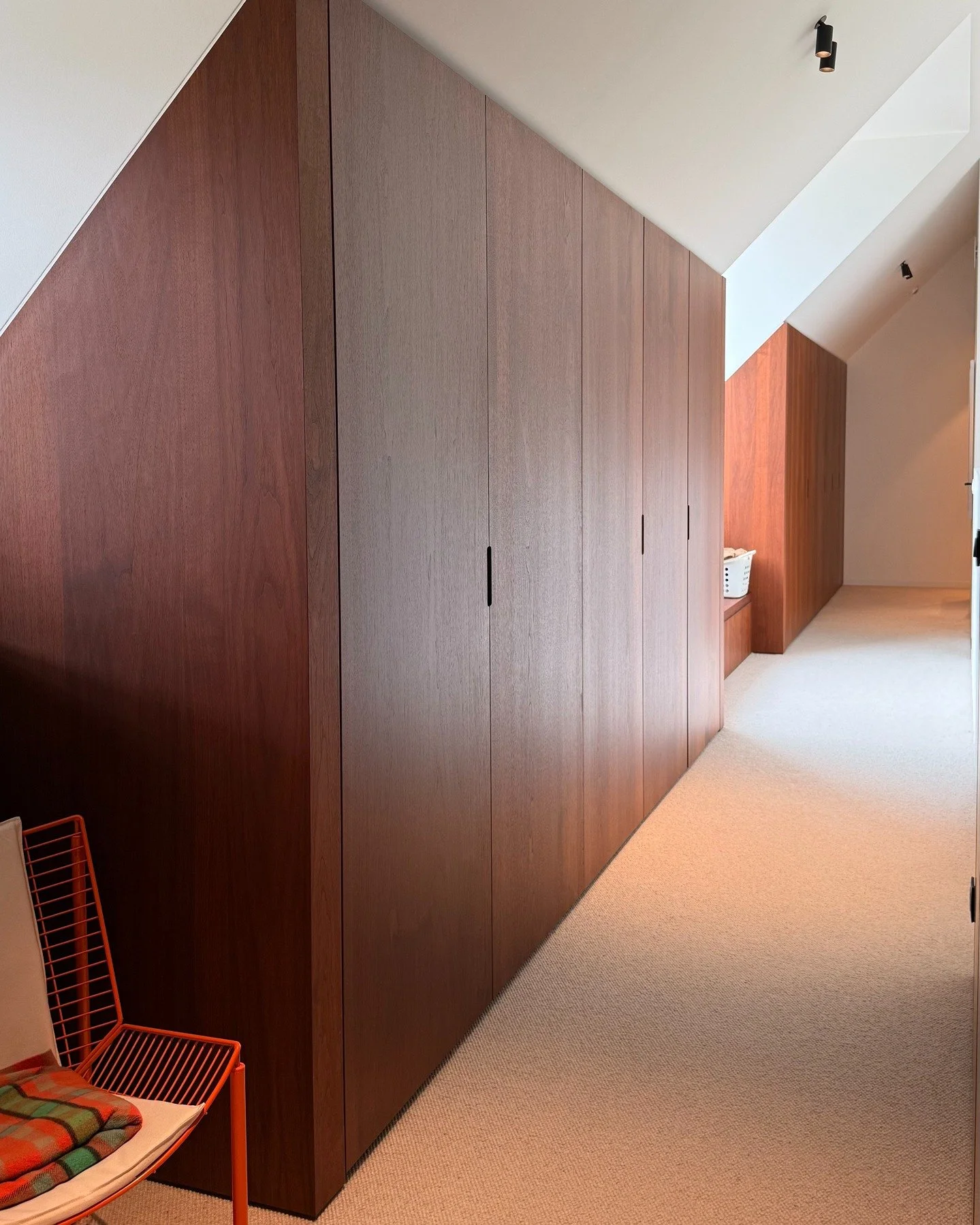 Rust in je interieur met fijn maatwerk - perfect afgewerkt. 

Maatwerk by @ainterior_interieur 
Design by @gw2_architecten 

Heb je binnenkort maatwerk, inbouwkasten of deuren op maat nodig ?
Ben je nog op zoek naar een interieurbouwer die perfect we