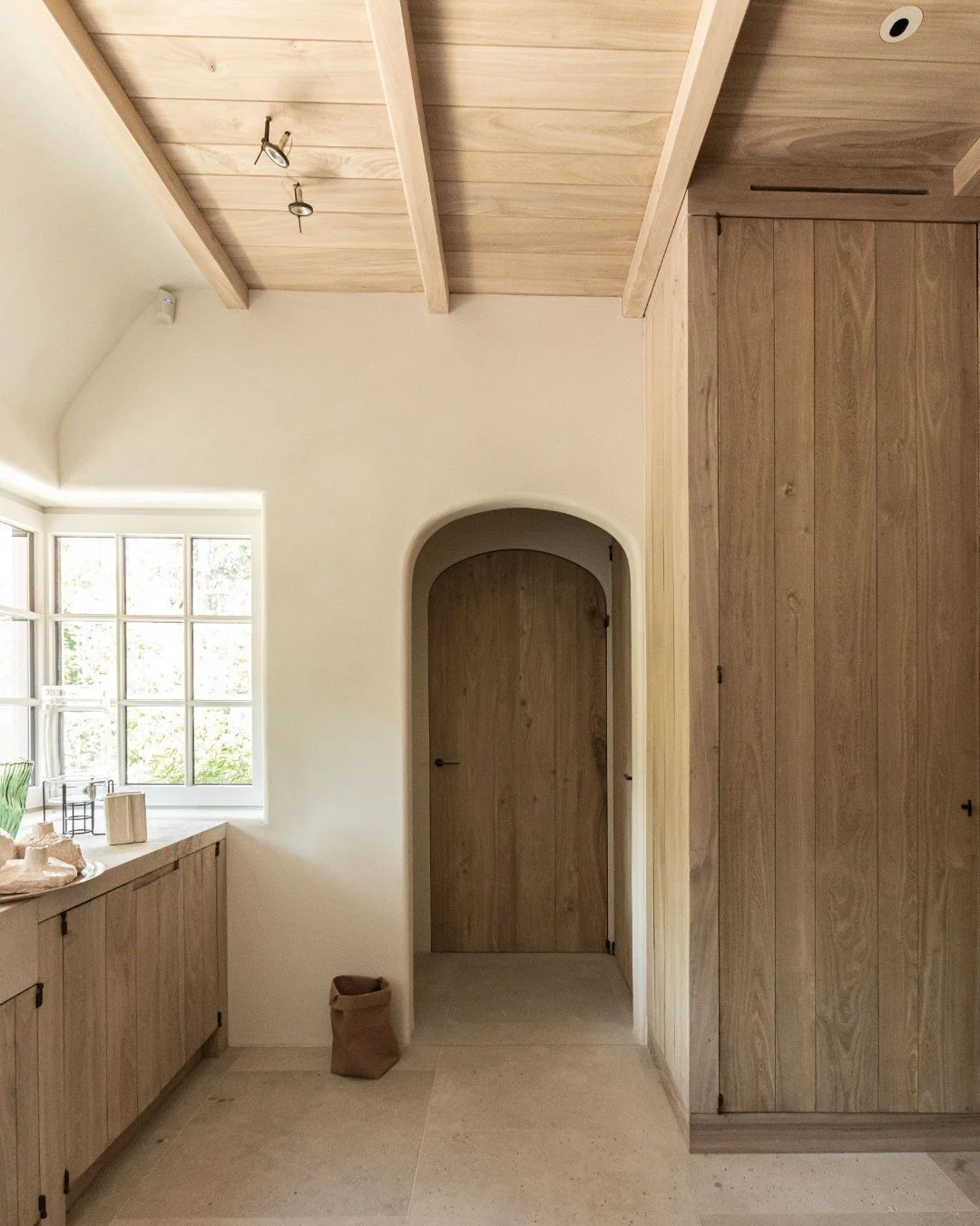 Heb je binnenkort inbouwkasten, deuren of maatwerk nodig ?
A Interior werkt alles graag op maat voor je uit en zorgt voor de perfecte plaatsing ! 
Neem snel contact op met ons via demaatkast@a-interior.be of 050977945 😀
#maatwerk #custommade #oak #w