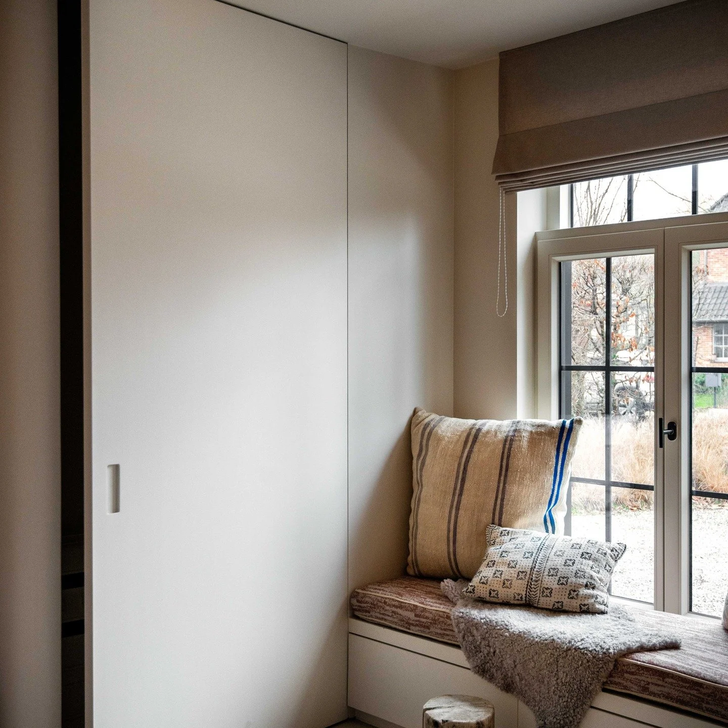 Rust in je interieur met fijn en exclusief maatwerk - perfect afgewerkt.

Maatwerk by @ainterior_interieur
Design by @valerievanermen 

Heb je binnenkort maatwerk, inbouwkasten of deuren op maat nodig ? Ben je nog op zoek naar een interieurbouwer die