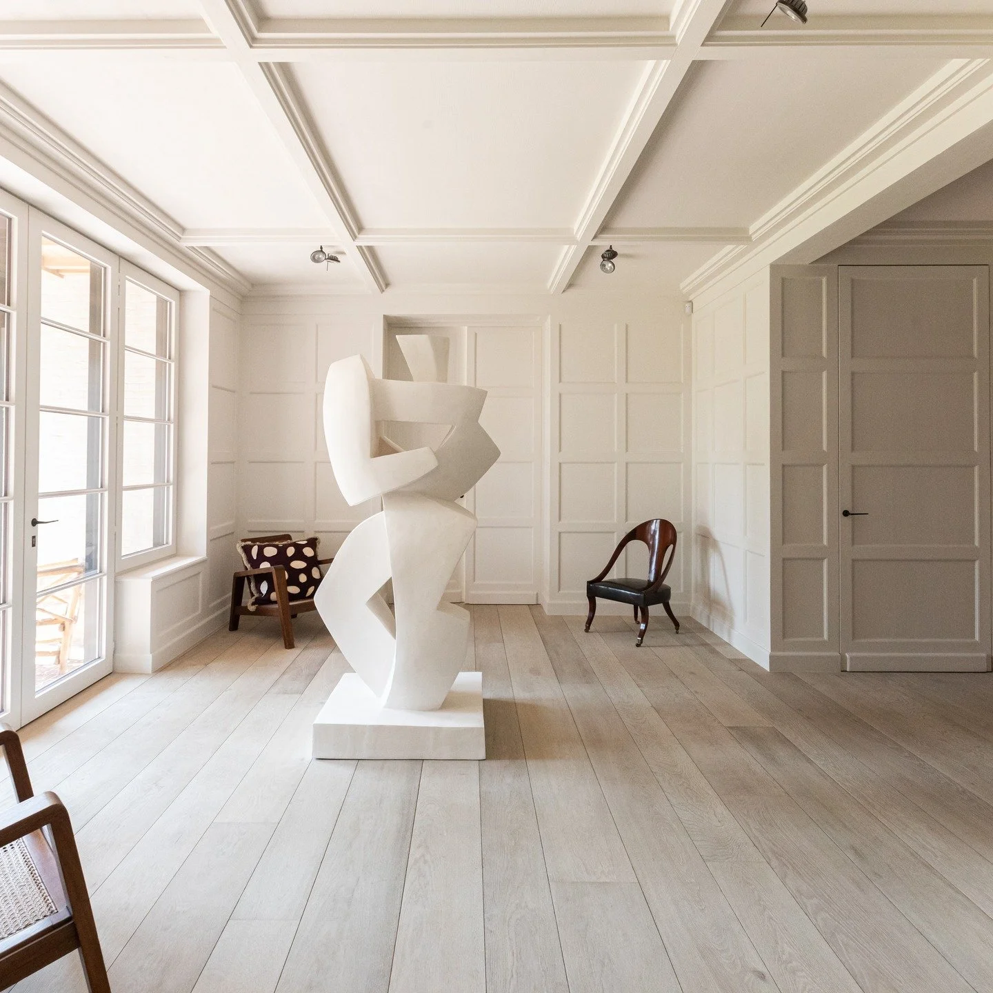 Kunst, uitgekiend meubilair en exclusief maatwerk. De perfecte en rustgevende combinatie !

Design by @nathaliedeboel 
Maatwerk by @ainterior_interieur
Photography by @raouldeschuyter

Heb je binnenkort maatwerk, inbouwkasten of deuren op maat nodig 