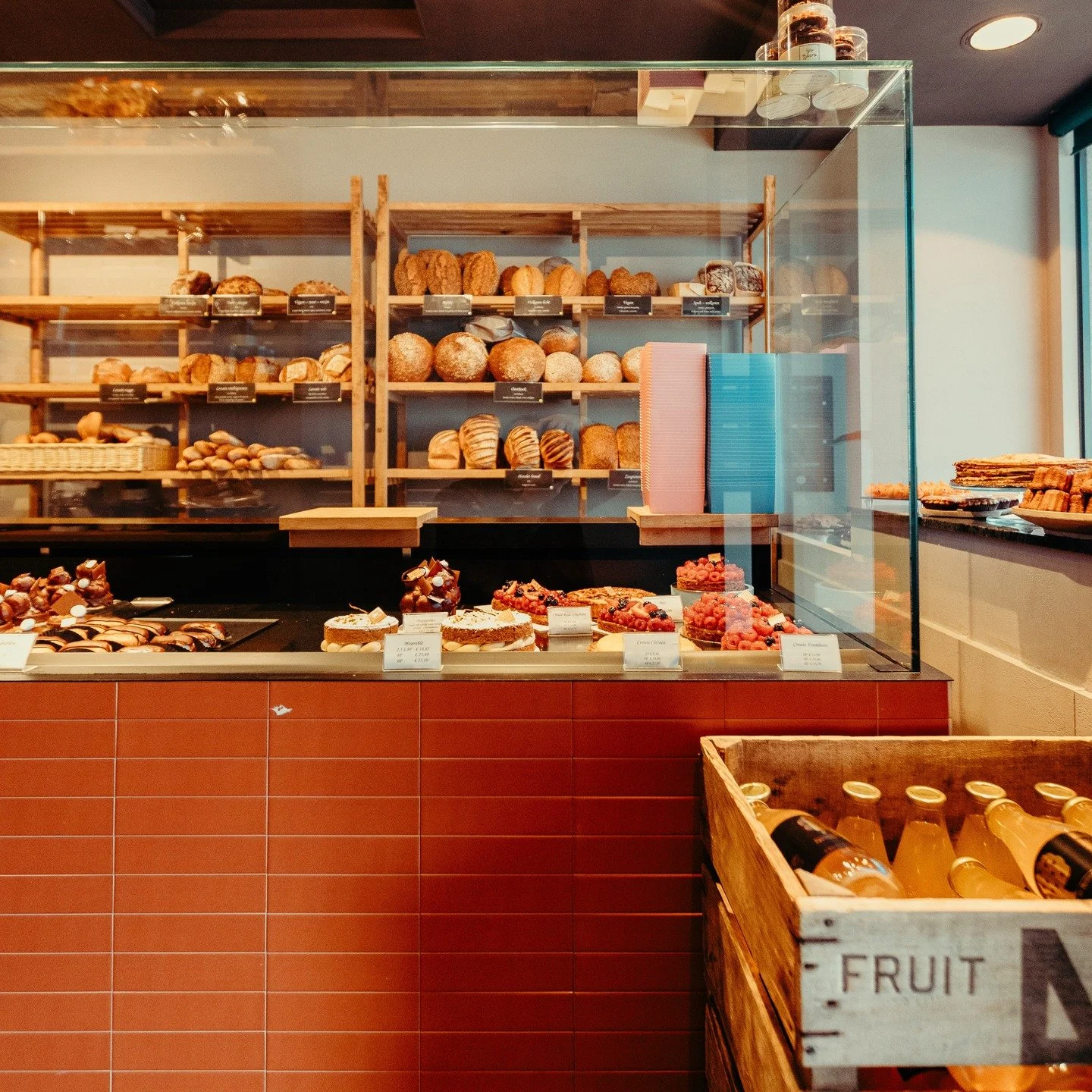 Pop-up @patisserie_debaereknokke
Topproducten verdienen een topinrichting ! Modern design met ambachtelijk werk in massief eik.

Design by @gw2_architecten
Maatwerk &amp; woodwork by @ainterior_interieur
Photography by @raouldeschuyter

Heb je binnen