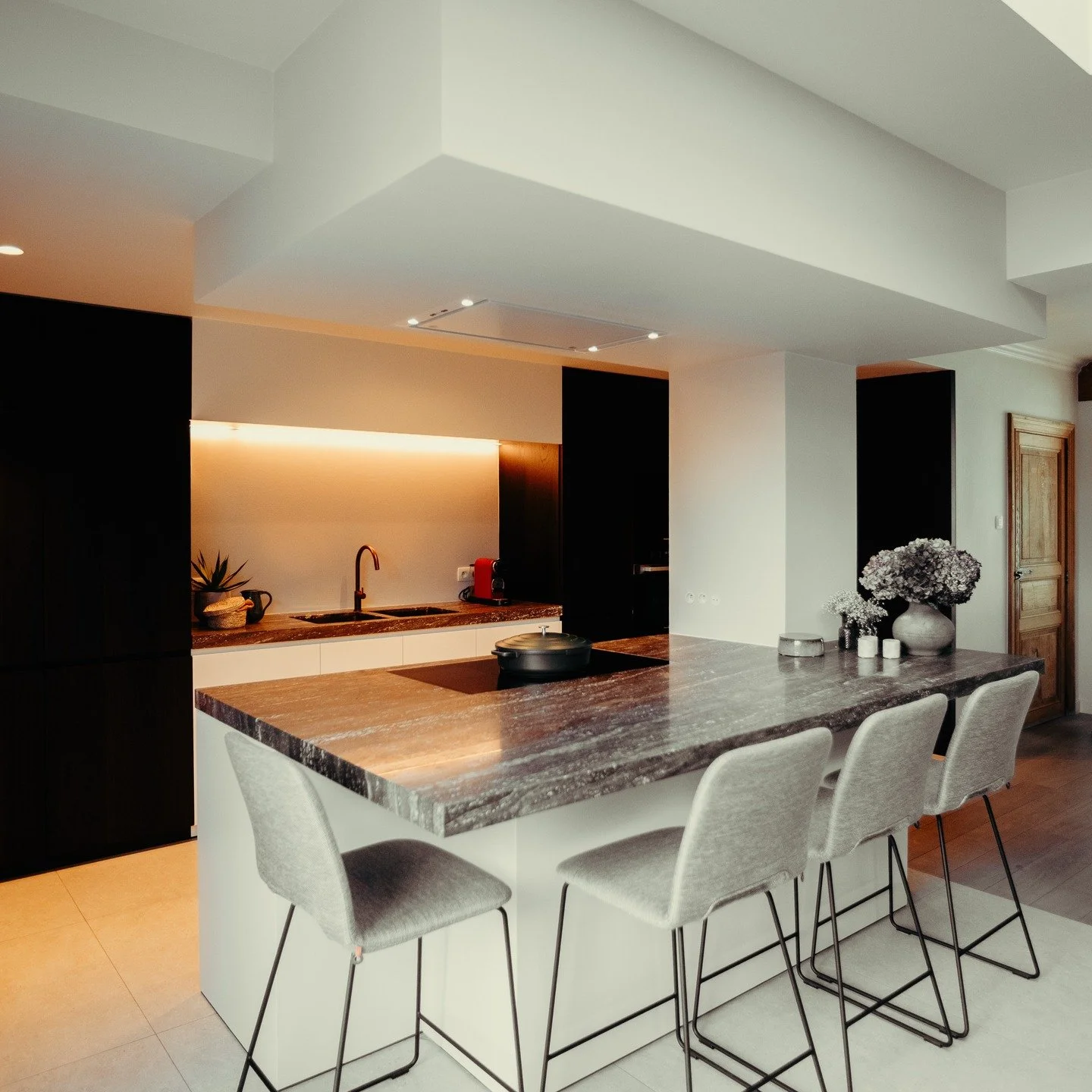 Rust in je interieur met fijn en exclusief maatwerk - perfect afgewerkt.

Maatwerk by @ainterior_interieur
Photography by @raouldeschuyter
Stone by @hullebusch_naturalstone

Heb je binnenkort maatwerk, inbouwkasten of deuren op maat nodig ? Ben je no