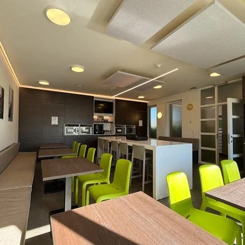 Succesvolle Make-Over ! Refter Politie Knokke-Heist

In 2020 mochten we de renovatie van deze refter uitvoeren. Na 5 jaar intensief gebruik kregen we de vraag om deze ruimte terug op te frissen.
Na een grondige revisie en reiniging van ons maatwerk, 