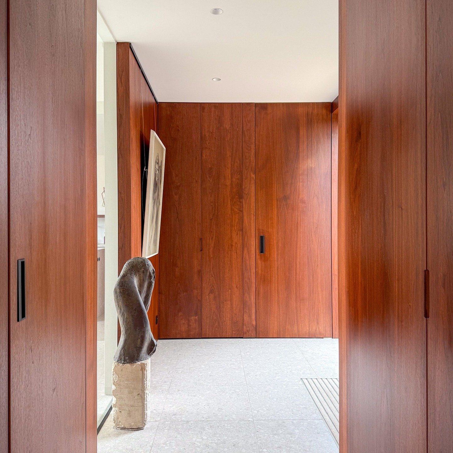 Rust in je interieur met fijn maatwerk - perfect afgewerkt.

Maatwerk by @ainterior_interieur
Design by @gw2_architecten

Heb je binnenkort maatwerk, inbouwkasten of deuren op maat nodig ?
Ben je nog op zoek naar een interieurbouwer die perfect werk 