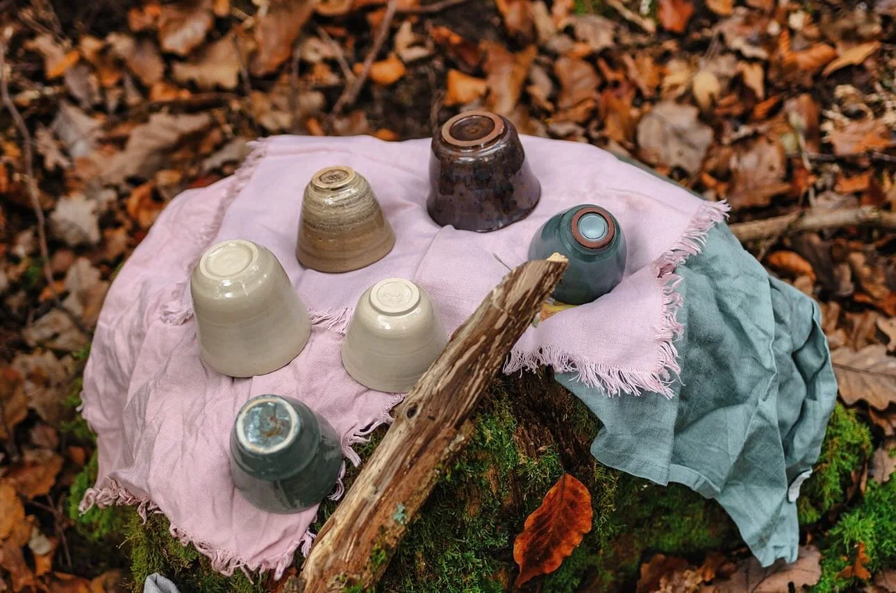 T E E Z E R E M O N I E 🍵 🌸

Wenn Du m&uuml;de bist oder Dich im moment weniger gut konzentrieren kannst, Du viele Termine hast oder dein Pflichtbewusstsein gerade viel von Dir fragen dann ist ein Waldbad sehr erholsam. Auch wenn Du viel am Kompute