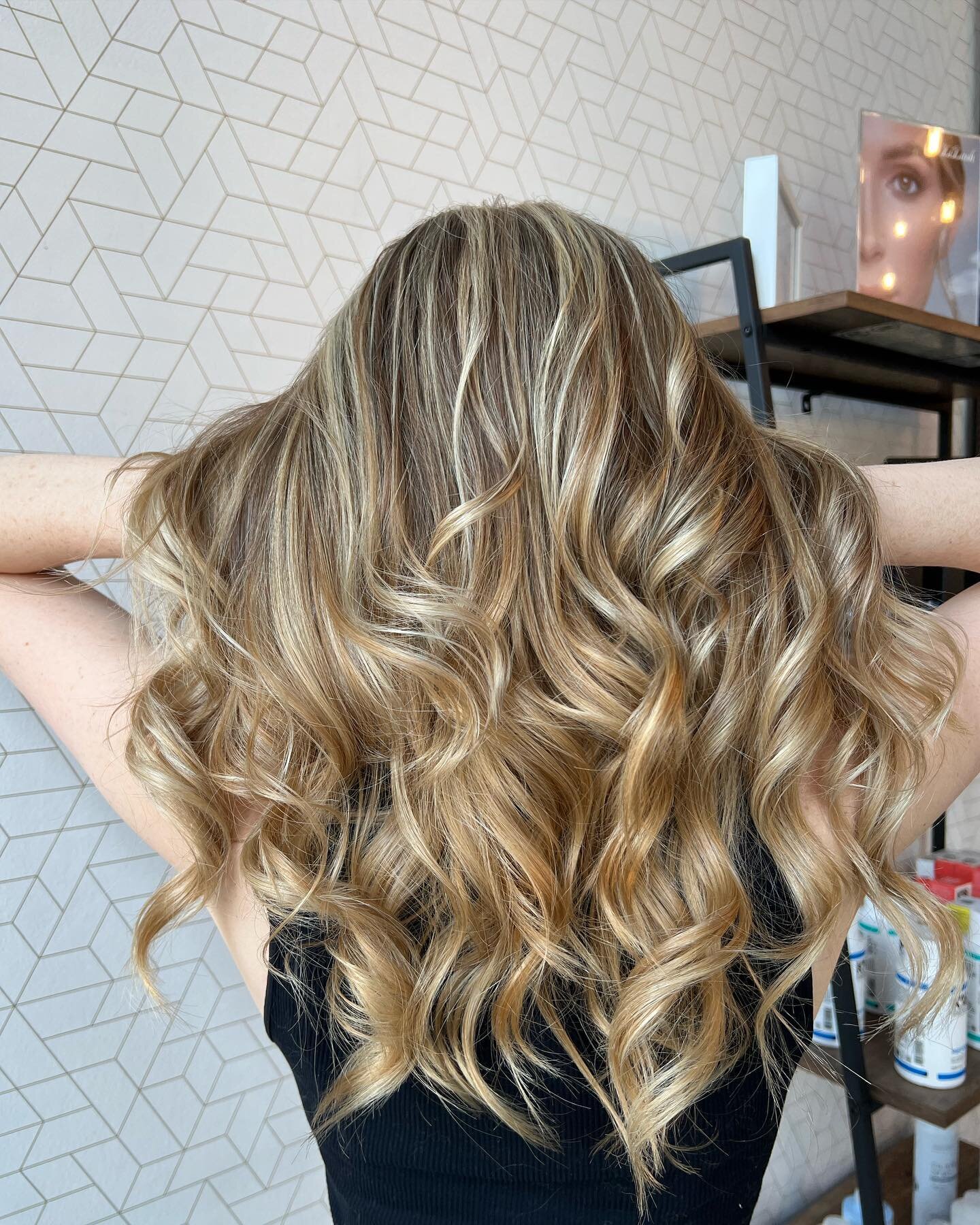 Scroll to the the before &mdash;&gt; 
Highlights, balayage, haircut and style by @constrathair 

Call the salon at (773)769-3237 or book your appointment online link In bio!

#andersonville #chicago #northsidechicago #hair #hairstylist #hairstyles #c