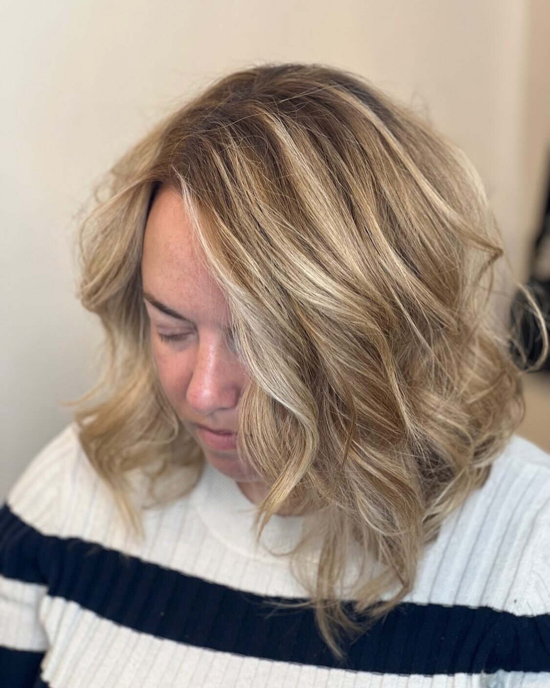 Full highlight, haircut and style by Samuel Mitchell @moondreamer 

#blonde #blondehair #chicagohairstylists #chicagohairsalon #chicagohair #kevinmurphy #milbon #difiabacolor #andersonville #northsidechicago #hairstylistofinstagram