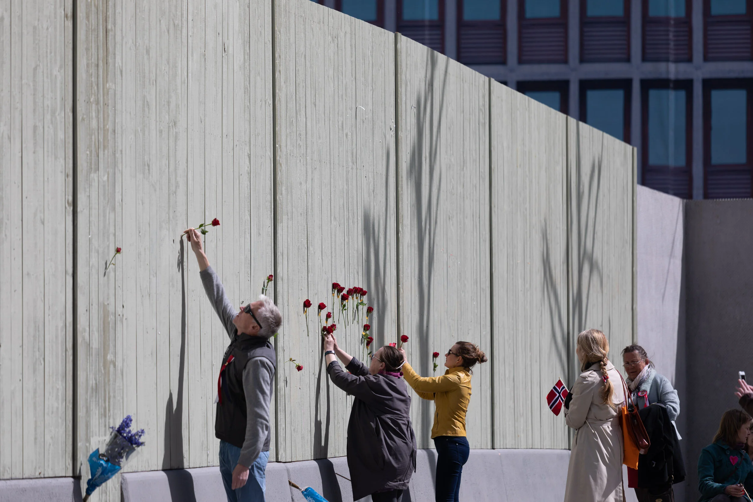 17. mai 2020. Blomster på veggen. Etter at bildet ble tatt kom vaktene og politiet og beordret blomstene fjernet. Foto ©Adrian Bugge
