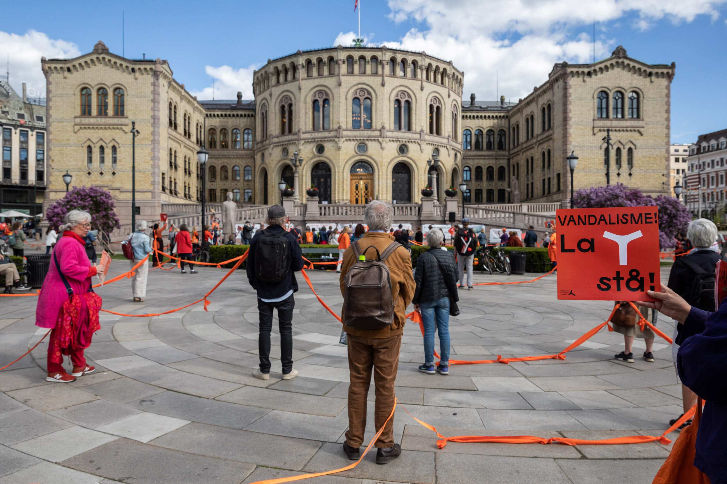27. mai 2020: Ny folkelenke-demonstrasjon foran Stortinget. Foto ©Adrian Bugge