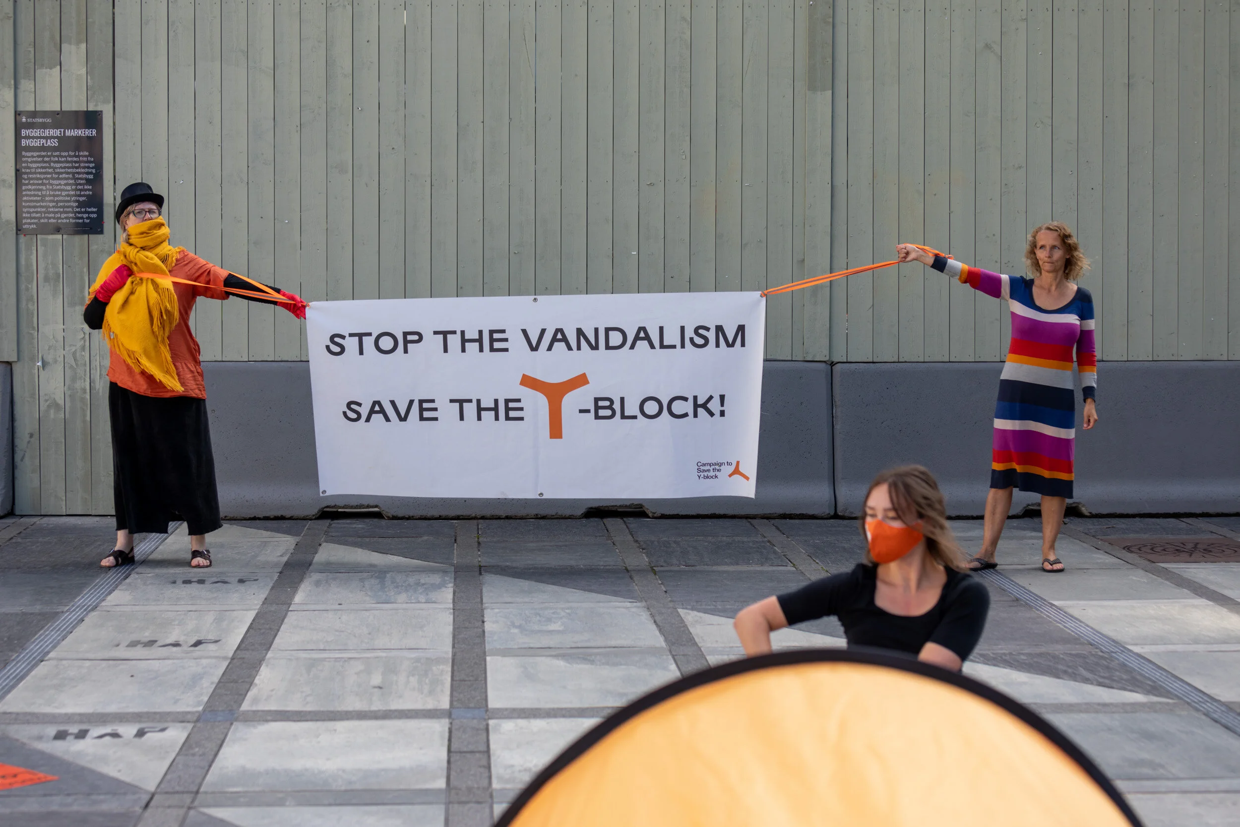 9. juli 2020: Performance med pop-up telt og danser Aurora Itland mens riveforberedelsene pågikk bak gjerdet. Foto ©Adrian Bugge