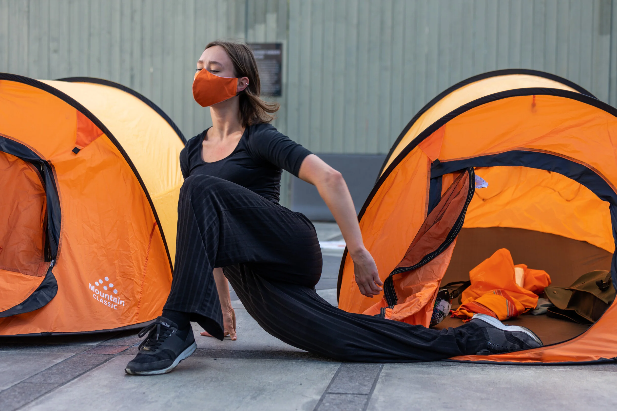9. juli 2020: Performance med pop-up telt og danser Aurora Itland mens riveforberedelsene pågikk bak gjerdet. Foto ©Adrian Bugge