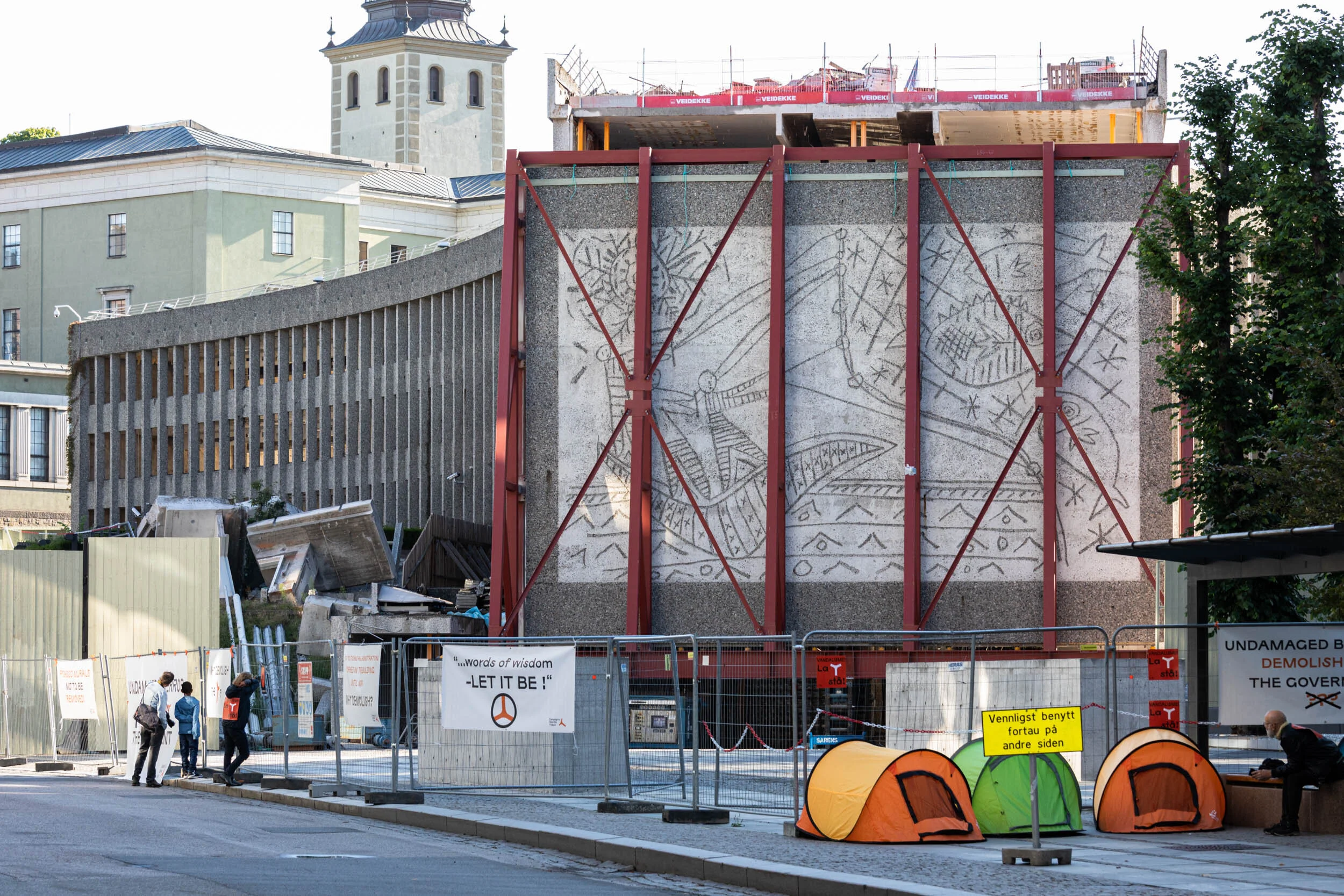 30. juli 2020: På dagen da Fiskerne skal flyttes har demonstrantene slått opp en teltleir og hengt opp plakater før arbeiderne har kommet. Foto ©Adrian Bugge