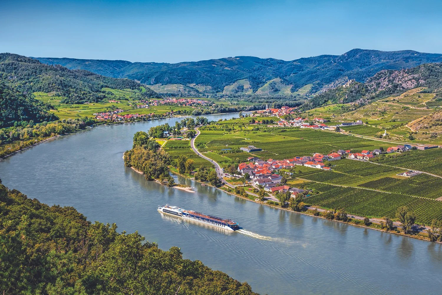 AT_Wachau valley_Ship_Exterior_StockSS_2042000417-2_edit (5).jpg