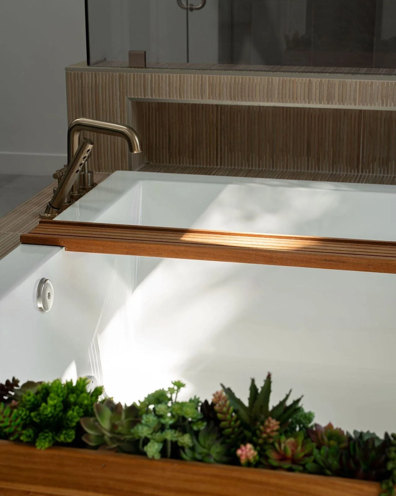 #Bossbabe home retreat zone. The tub that comes wth many magic moment shadows through the day.
.
.
.
.
#FuseLivingInteriors
#FLIstudio
#CasuallyHighstyle
#Sensorydesign
#magicmoments
.
.
.
.
.
.
.
#bathroomgoals
#bathroom
#minimal
#fresh
#quality
#pr