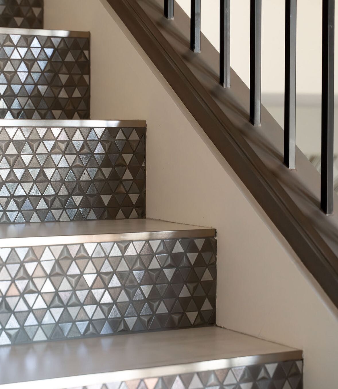 Details. Fractals. Elegance. 
LOVED tiling these stairs. 
.
.
.
.
#FuseLivingInteriors
#FLIstudio
#CasuallyHighstyle
#stairwell
#luxury
.
.
.
.
.
.
.
#homeremodel
#azhomes
#azrealtor 
#azremodel 
#myphx
#paradisevalleylifestyle
#luxuryinteriors 
#sco
