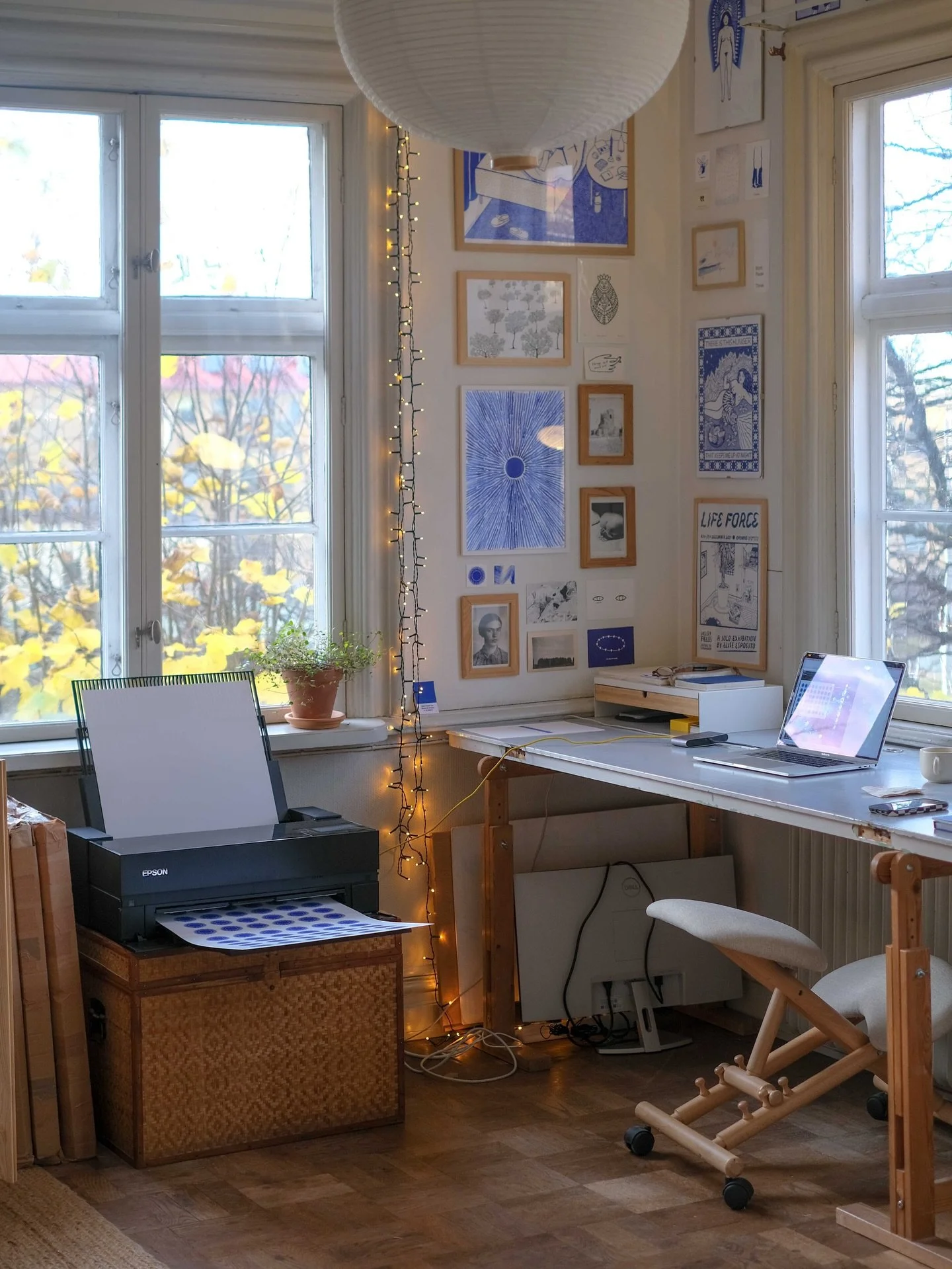 Lately in the studio ✨

Mostly a lot of printing, packing and shipping with a side of green tea and fairy lights.

I recommended placing your orders before December 7th for a guaranteed delivery before Christmas.

🏡 @gathenhielmskahuset 

#studio #a