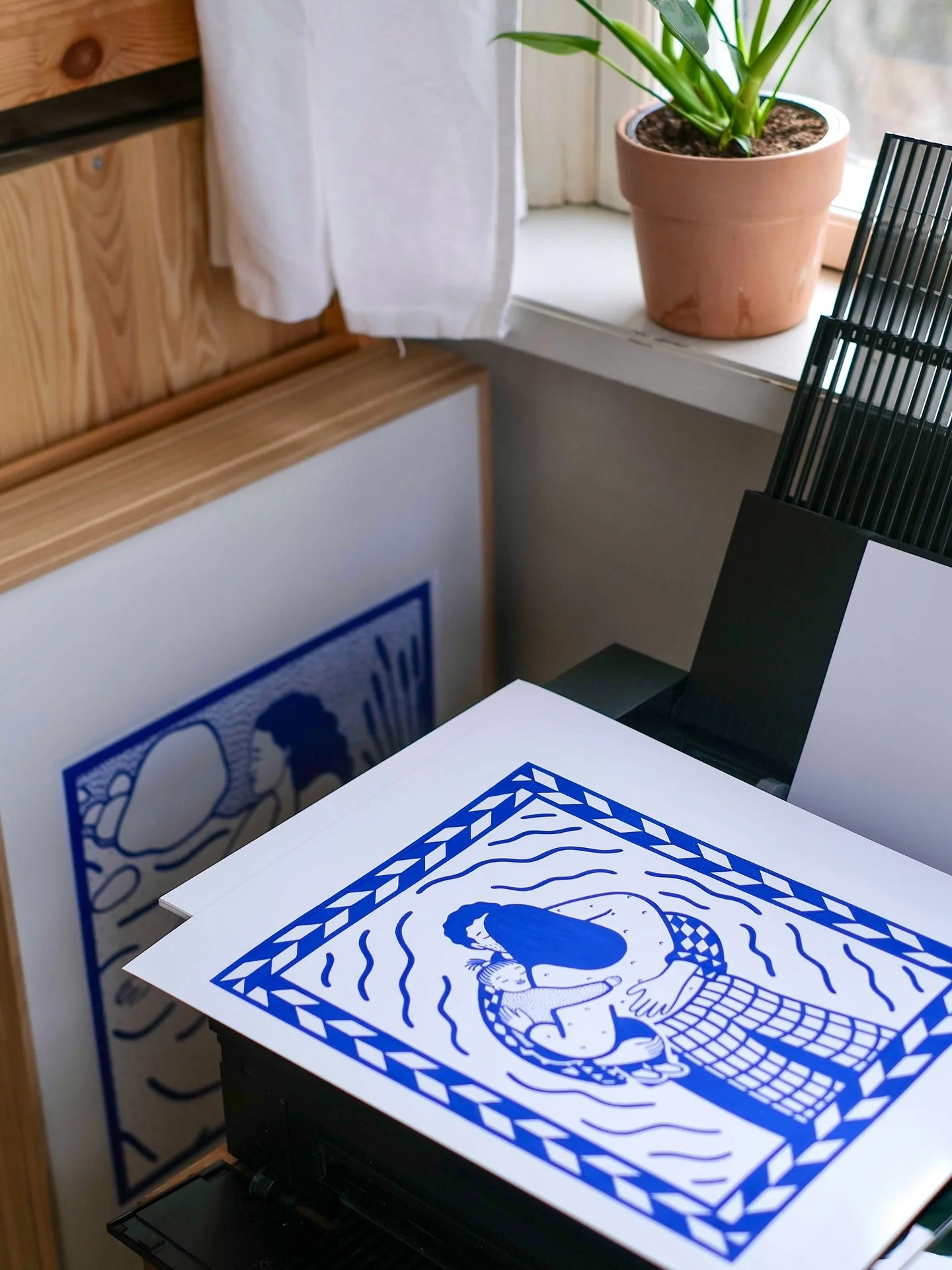 Lately in the studio 💙

A sweet balance of printing, sketching, photo shooting, planning, mood boarding and soaking up the afternoon sun. 

🏡 @gathenhielmskahuset 

#art #artstudio #artist #illustration #studio