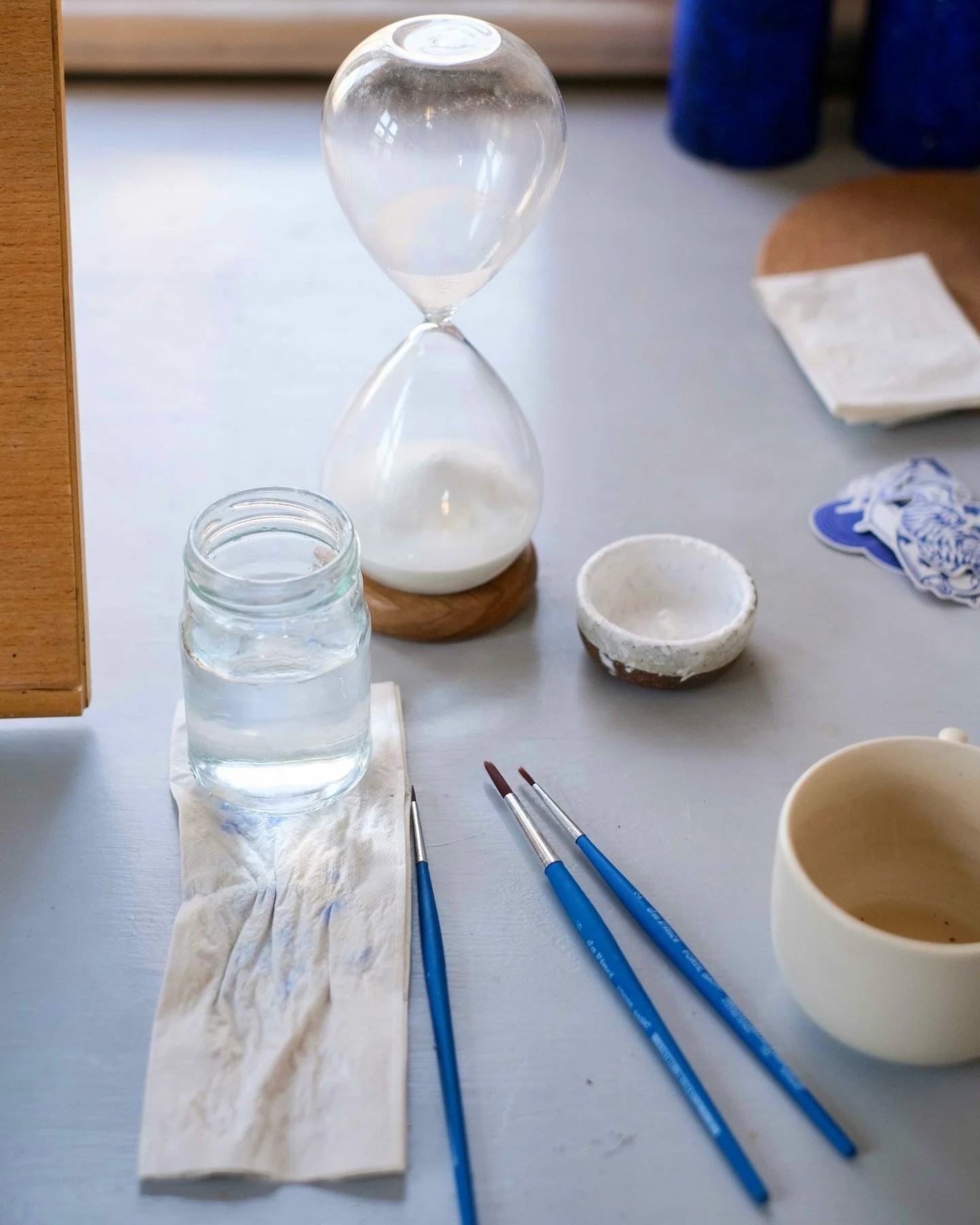 LATELY IN THE STUDIO 

Snowy days, sweet focus and mandarin cravings.

#artist #artstudio #studio #blueart #illustration