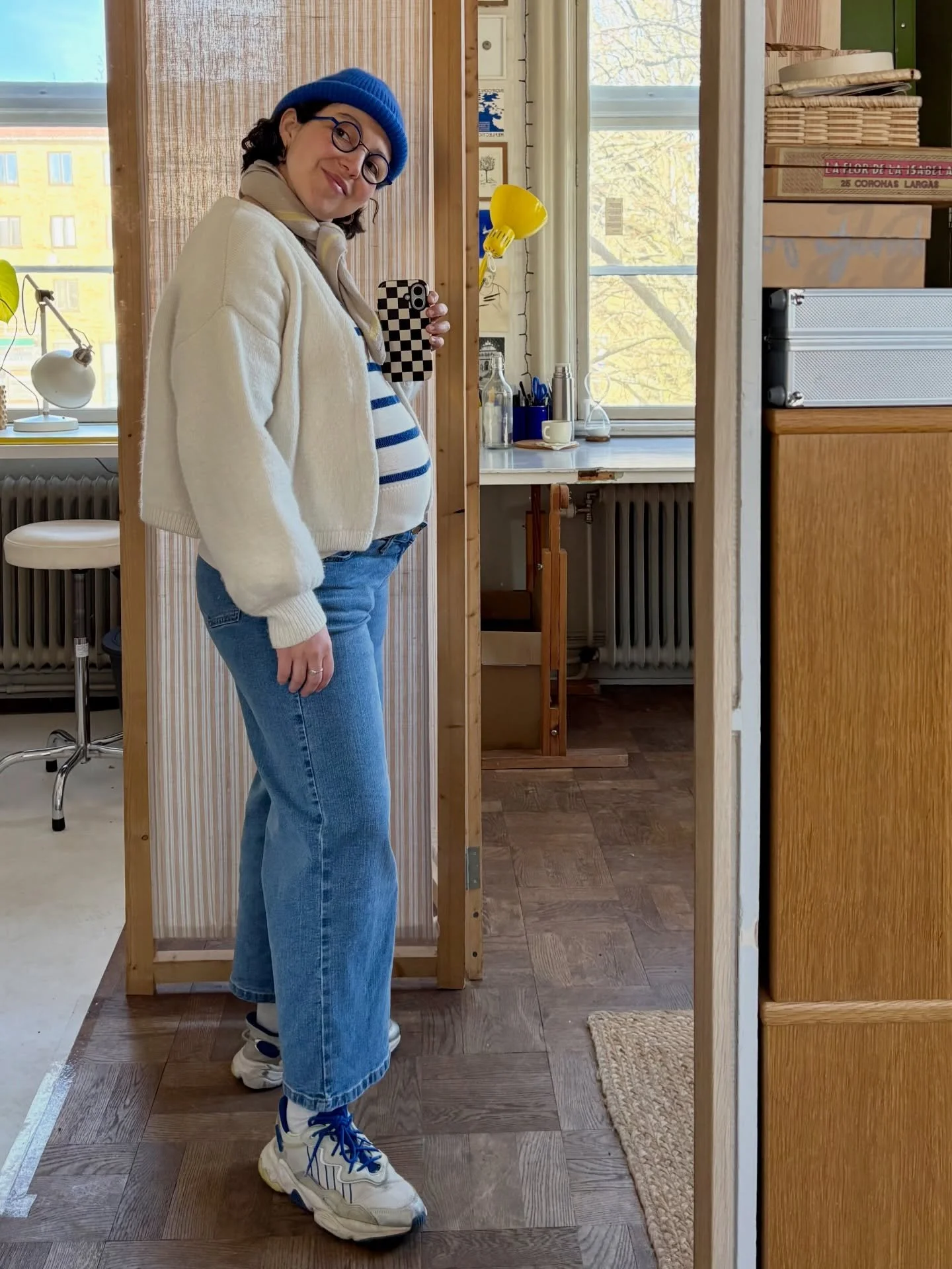 Back to the studio after a slow weekend.
Still trying to find the sweet balance between working efficiently and growing a little human being.

#art #artstudio #artist #pregnancy #blueart