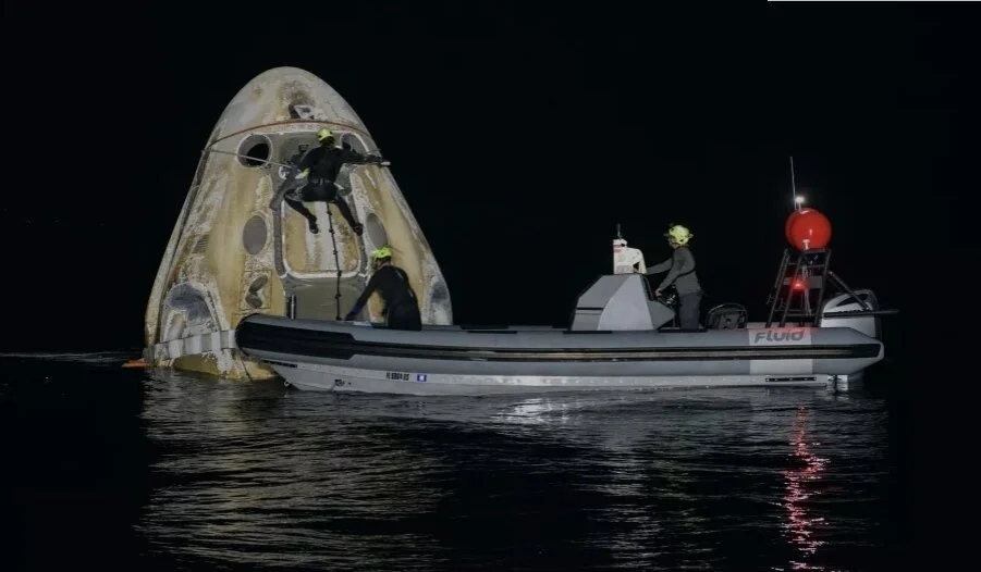 SpaceX Crew Dragon realiza el primer amerizaje nocturno con astronautas estadounidenses desde la era Apolo.