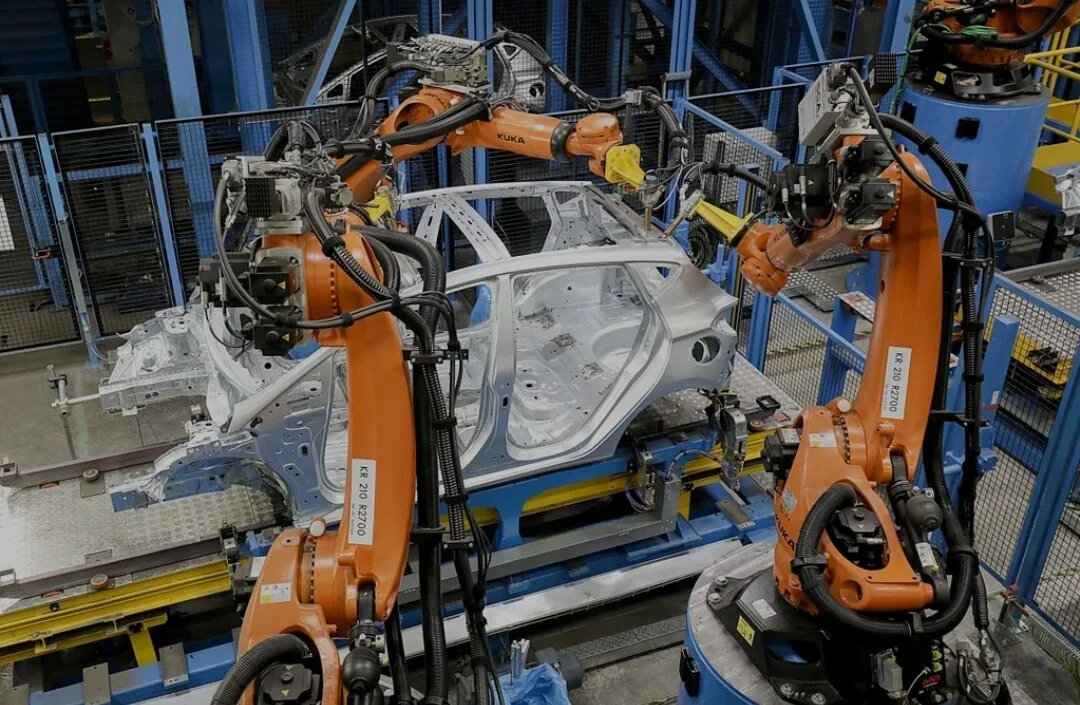 Los robots cada vez más inteligentes de Ford están acelerando la línea de ensamblaje. 