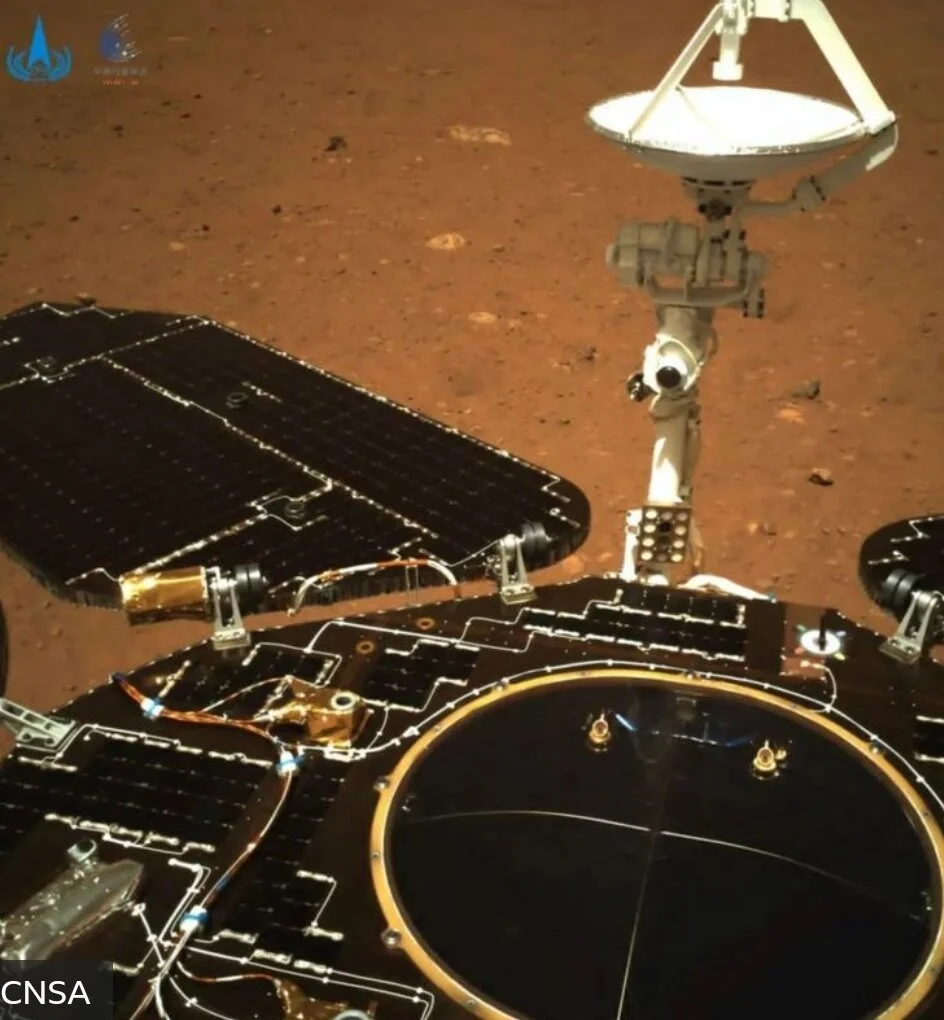Las primeras imágenes tomadas por Zhurong, el robot de China que aterrizó en Marte. 