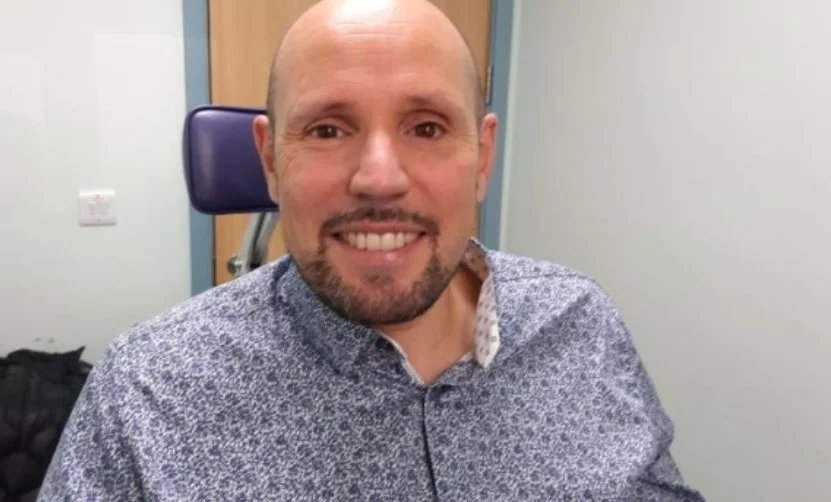 Un hombre británico recibe ojo impreso en 3D por primera vez en el mundo