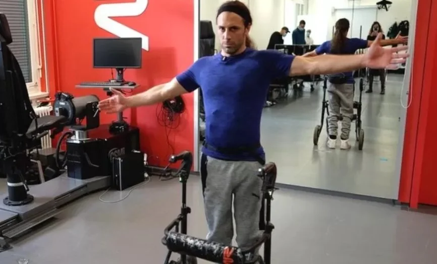 El hombre que pudo volver a caminar gracias a un implante experimental