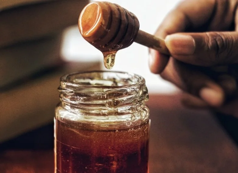 Computación neuromórfica: Ingenieros revolucionan el campo fabricando chips con miel