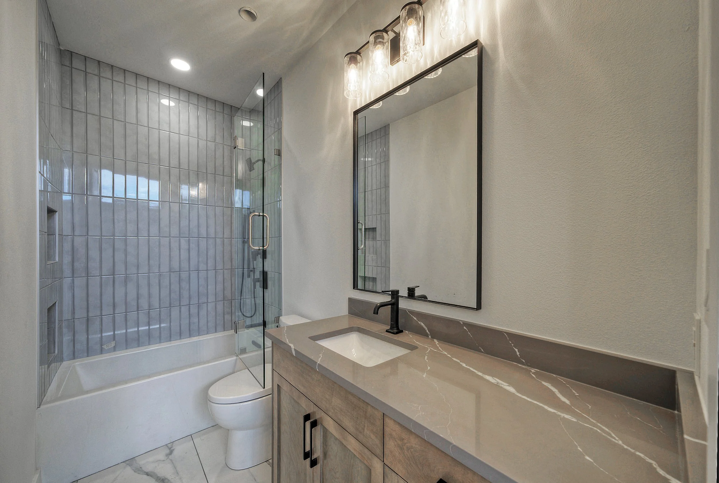 Front Secondary Bath .jpg