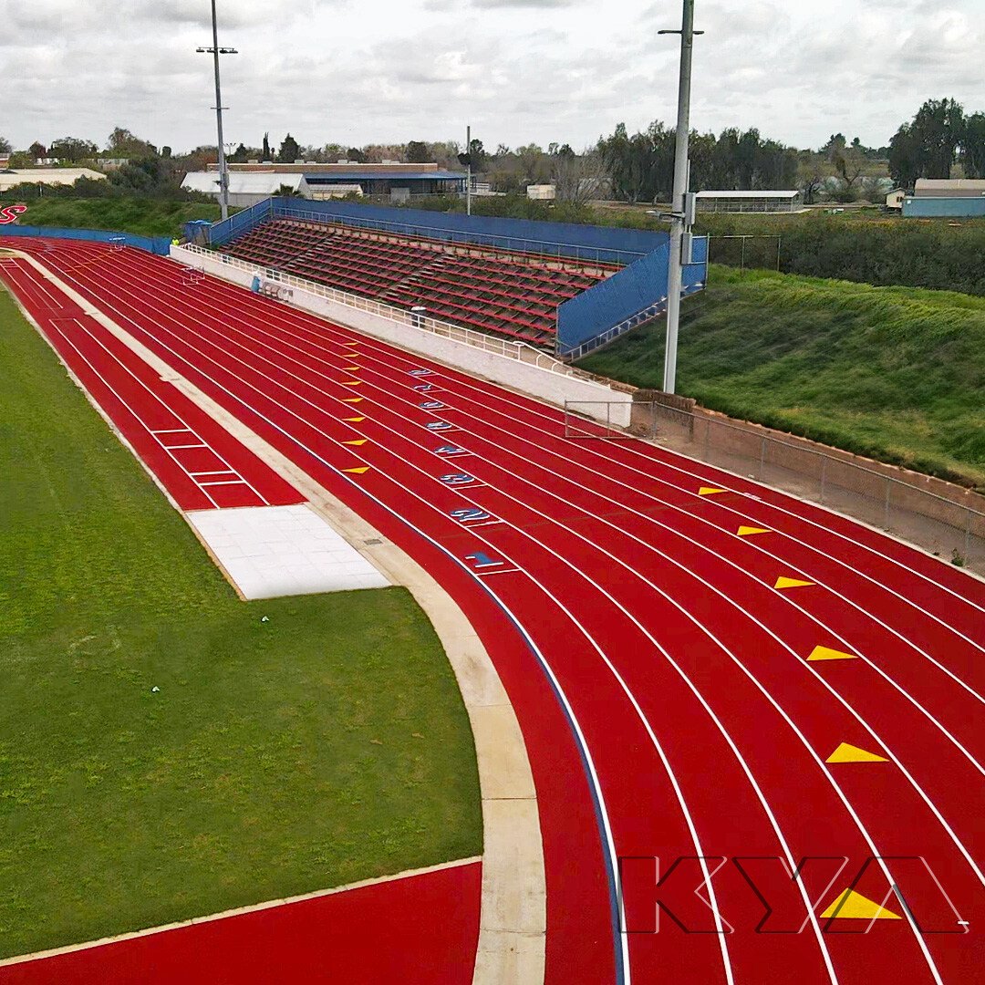 It's #TrackTuesday! Take a look at Firebaugh's High School track! The track utilizes the school's colors, creating a cohesive look with their grand stands and the rest of the field. We love the team spirit to show every opponent what they're in for! 