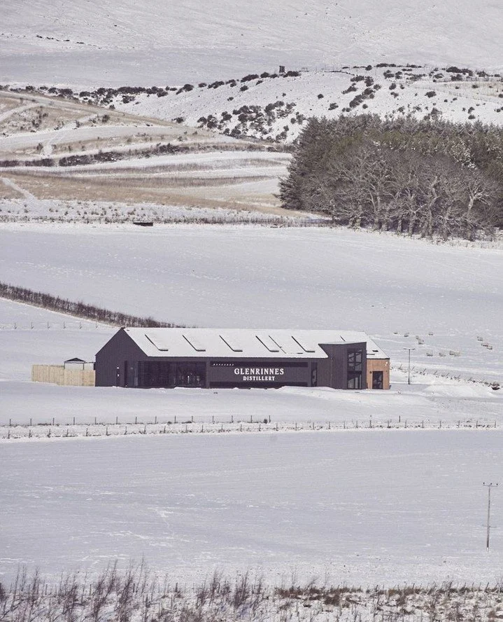 There's a chill in the air at Glenrinnes distillery. We love how the landscape looks dusted in white. ❄️