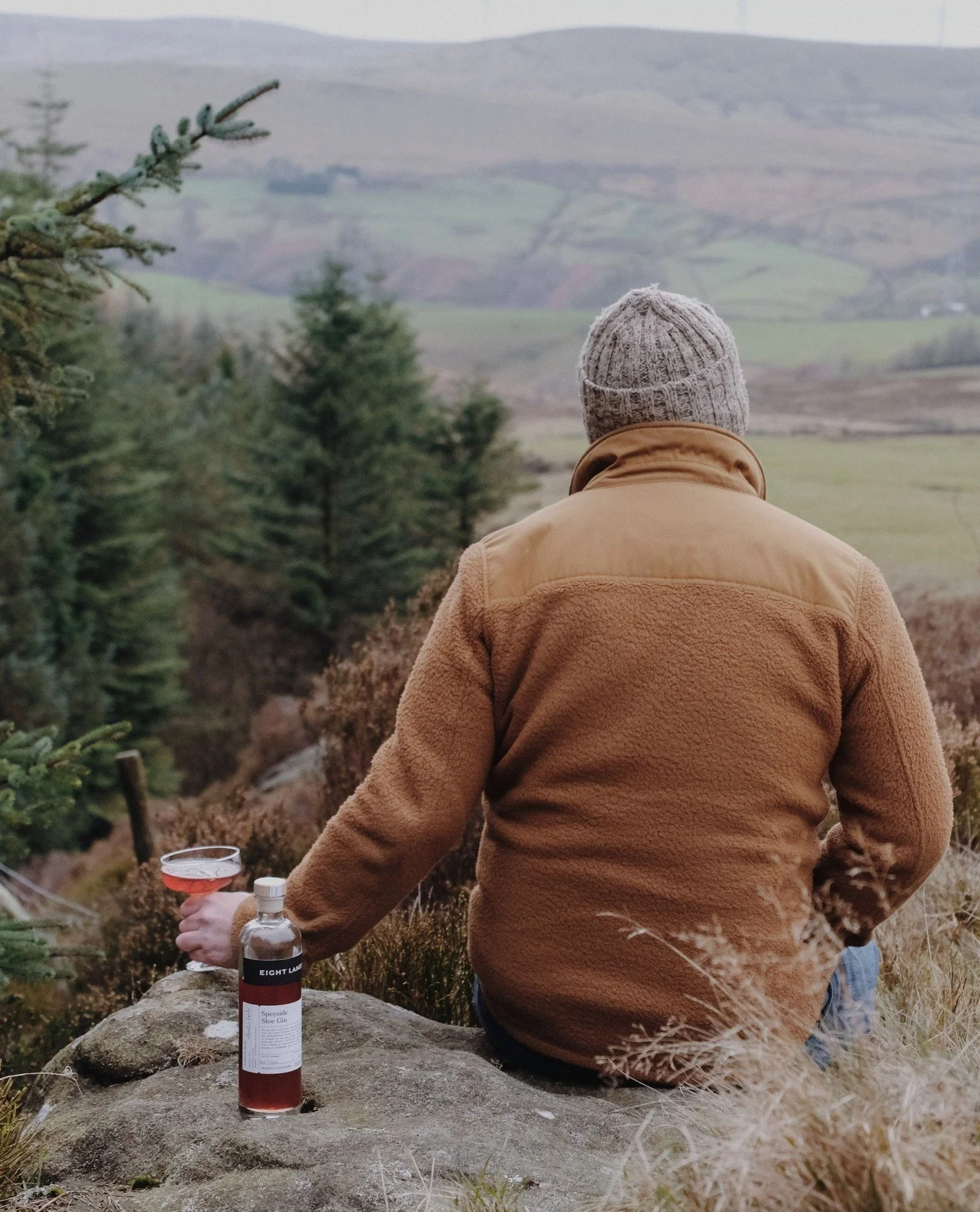 The reward after a demanding winter walk? A pour of our Sloe Gin, of course. Perfect for chilly November evenings. ⁠
⁠
📸: @emmajaynelavelle