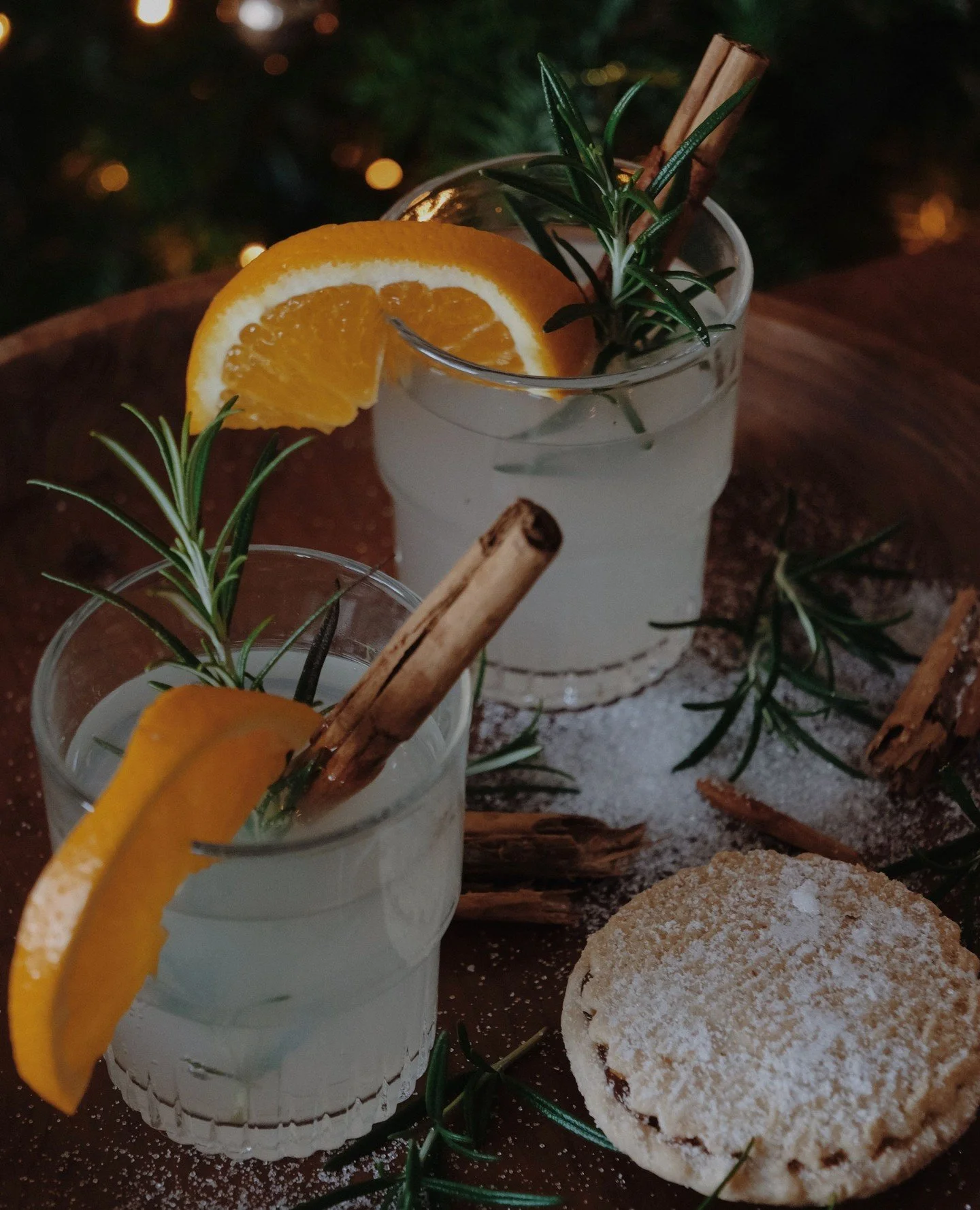 Maybe this year, you should think about leaving Santa something different with his mince pie? ⁠
⁠
How about @emmajaynelavelle's gin and ginger fizz, made all the more festive with orange, cinnamon and rosemary.