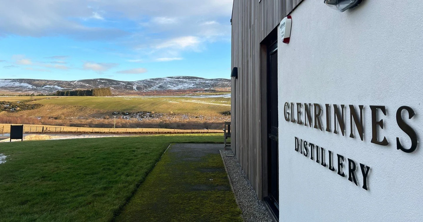 The snow is melting and the sun is doing its thing at the distillery this morning. It's got us dreaming of spring ☀️