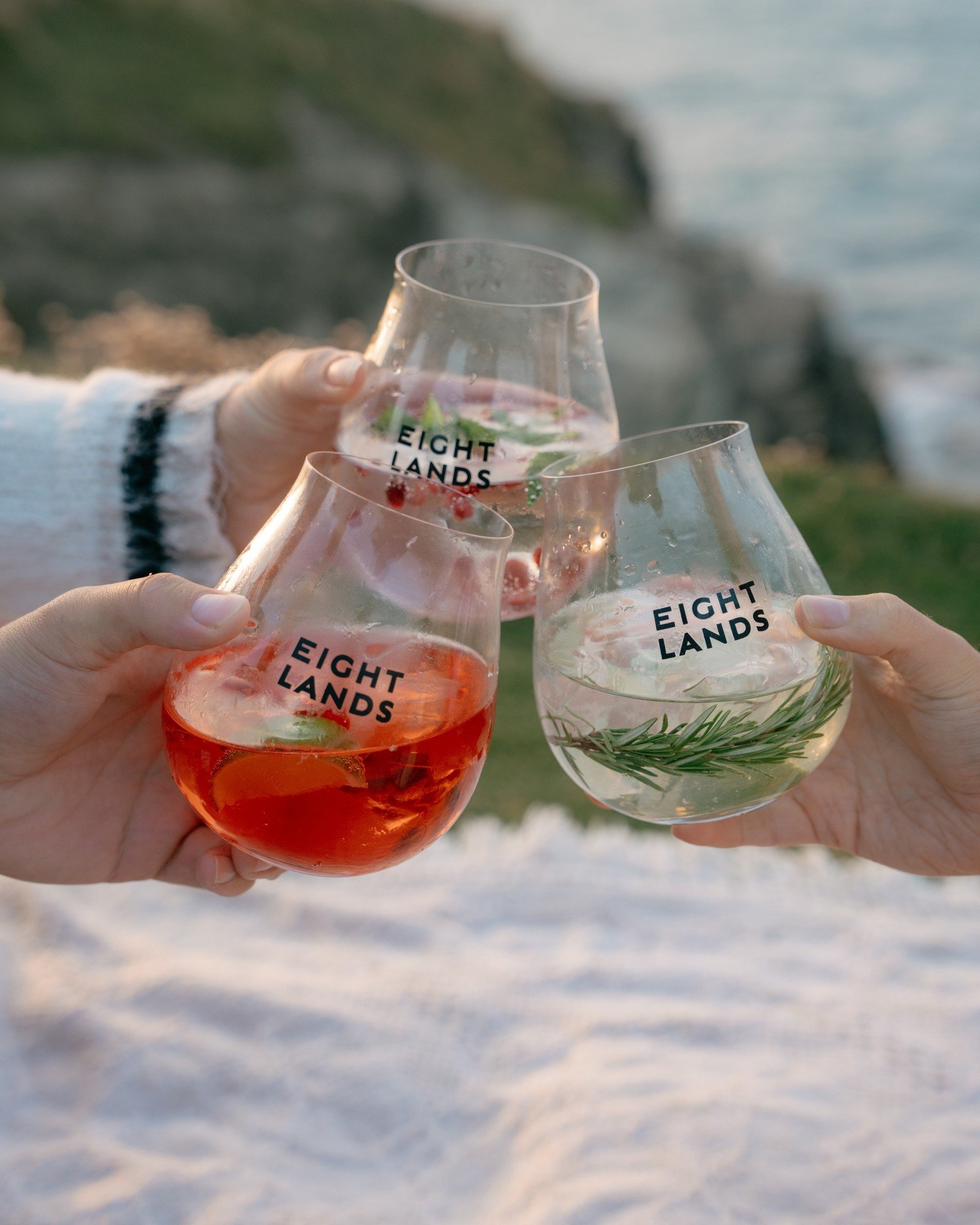 Good friends, even better drinks. What's your go-to cocktail for a picnic with pals? ⁠
⁠