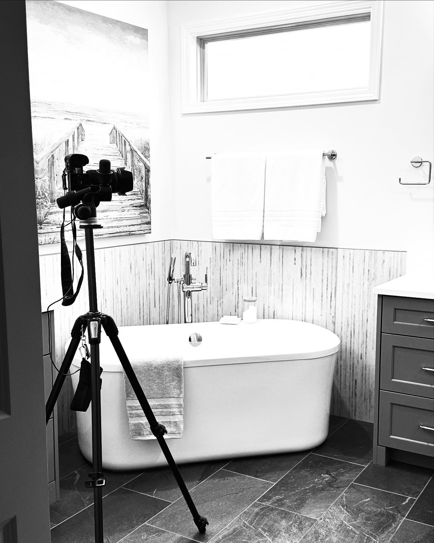 Photo shoot day!! Always fun with the amazing Heather Fritz @bloodfirephotos @interiordesignerlife @crillconstruction #interiordesignerlife
#awardwinninginteriordesigner #awardwinningkitchendesigner #awardwinningbathdesigner #awardwinningbasementdesi