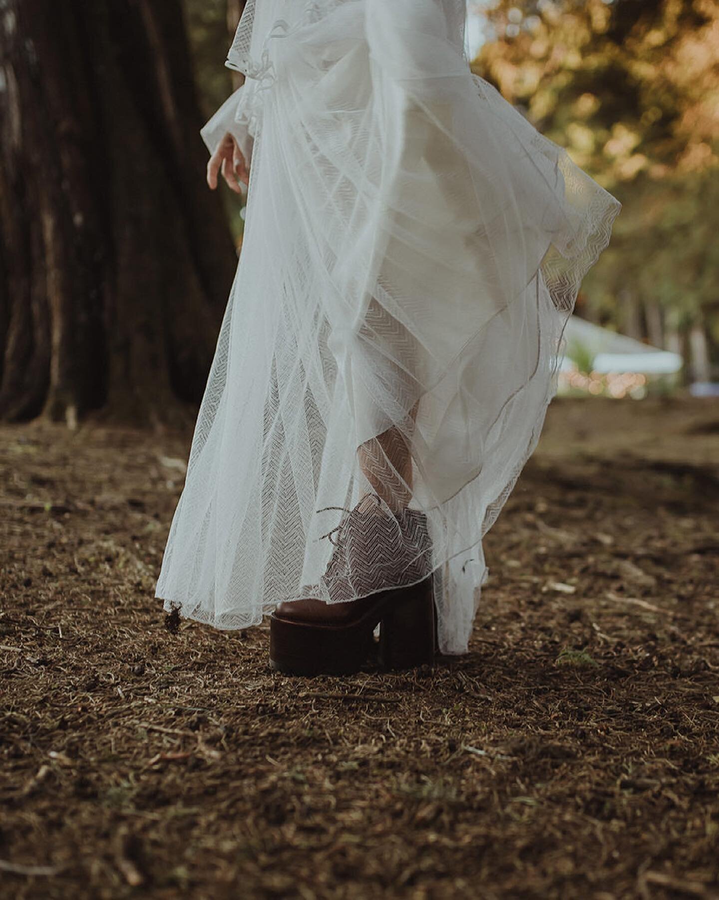 Forest-themed wedding, with a lot of style on it! Gorgeous bride!!! 
&mdash;
Every time that I look back to this wedding there is something that I want to share about it 
&mdash;
www.treehouse1987.com